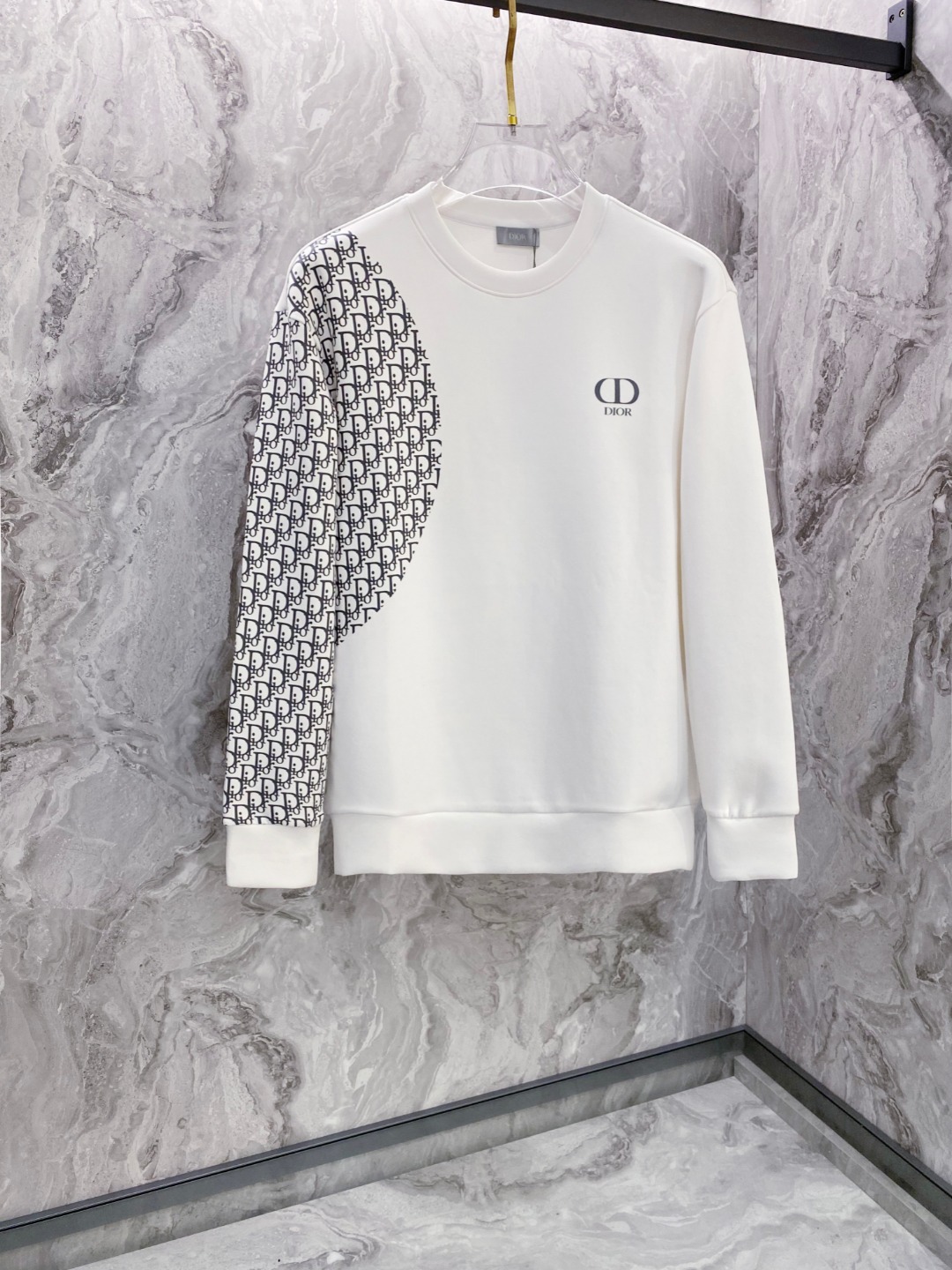 NO:547945,Dior Dior [New Product] Autumn and Winter Men's Letter Logo Pull-up Space Cotton Sweatshirt Classic OS style, simple without losing style. Daily sports and leisure business without any pressure... Customer-supplied space knitted cotton, made through mini knitting three-dimensional process, the inner scales are neat, super texture, breathable and comfortable, and the details and touch are invincible. The first choice for single-wearing inner wear! The new PD adopts new offset printing technology and melt-iron printing treatment, showing the new posture and pattern characteristics. The texture is extraordinary and constantly glued. The tight rib knitted neckline is neat and detailed without deformation, and the exquisite craftsmanship is impeccable. Color white/black Size S/M/L/XL M Shoulder width 44 bust 102 Long 67 Sleeve length 64, dior, dior, hoodie, sweatshirts, alexander wang19860909迪奥 Dior【新品】秋冬男士字母标识套头太空棉卫衣 经典OS版型,简约而不失格调.日常运动休闲商务毫无压力... 客供太空针织棉,经由微型针织立体工艺过程制作,内里鳞甲般工整,质感超强,透气舒适,细节感和触感柔更是无敌,单穿内搭首选! 全新PD 采用新式胶印技术及融烫印花处理,尽显全新姿态型格特色.,质感非凡,不断胶.严密罗纹针织领口工整细致不变型,精湛的工艺无懈可击. 颜色白色/黑色 尺码S/M/L/XL M肩宽44胸围102衣长67袖长64,,dior,dior,hoodie,sweatshirts,alexander wang,Men's clothing