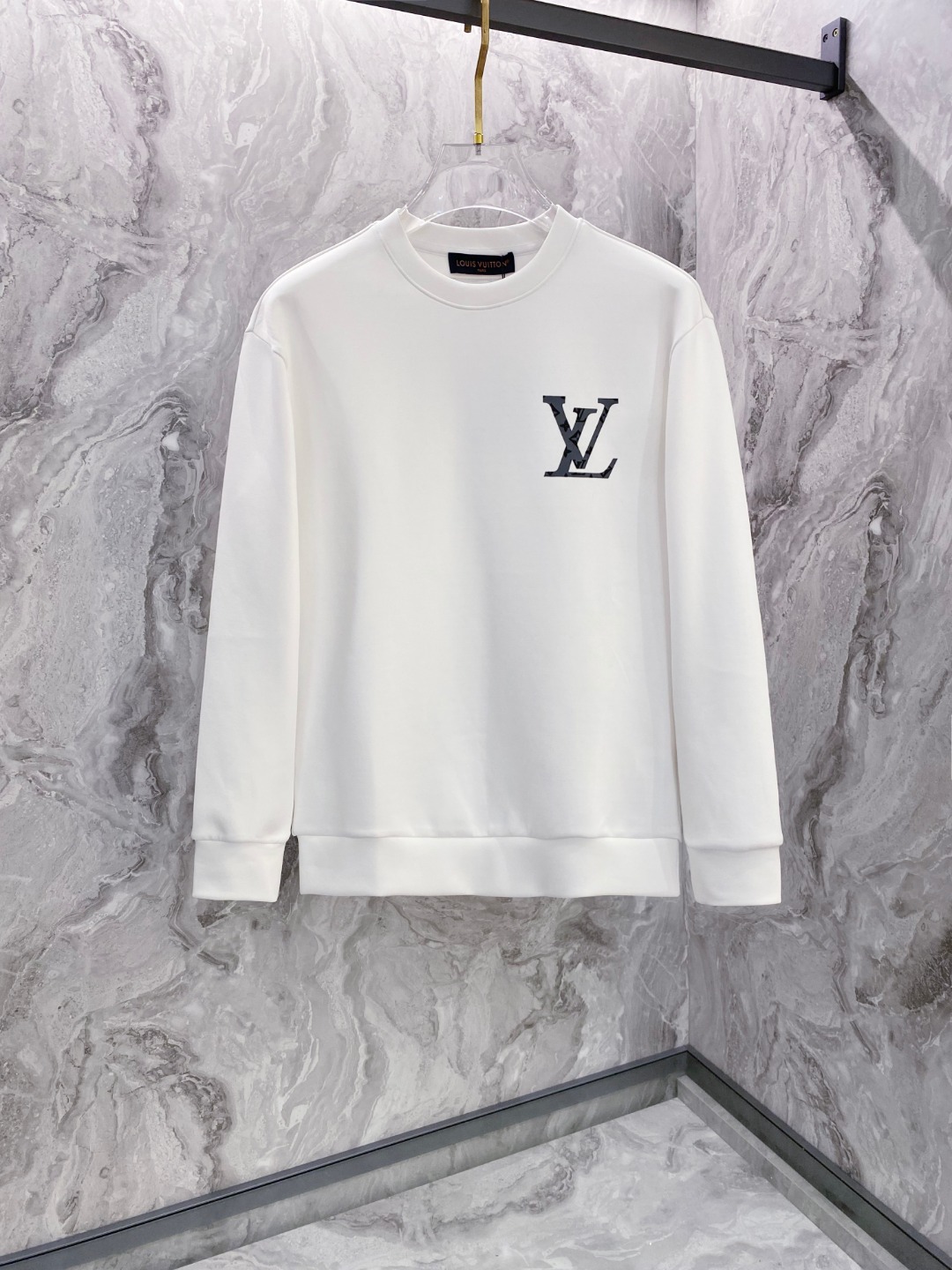 NO:547950,LV [New Product] SS men's round-neck space cotton sweatshirt for autumn and winter. Every detail of the sweatshirt reveals the unique charm of the brand. From the delicate texture of jacquard cotton, to the exquisite craftsmanship of the horse buckle pattern, to the overall tailoring and lines, it all reflects the ultimate pursuit of quality and design by donkeys. Gradually outline the logo outline on the chest. The dense cotton knitted cuts a classic style, paired with ribbed neckline, flip stitching and back labels. It has excellent breathability and comfort, and is more soft and delicate. The full and thick texture feel is incomparable! The standard cutting design with ease in one-piece molding Color white/black Size S/M/L/XL S Shoulder width 51 Bust 106 L 66 Sleeve length 69 M Shoulder width 52 Bust 110 L 67 Sleeve length 70 L Shoulder width 53  Bust 114 Clothes length 68 Sleeve length 71 XL Shoulder width 54 Bust 118 Clothes length 69 Sleeve length 72, louis vuitton,louis vuitton,louis vuitton,hoodie,sweatshirts,alexander wang19860909LV【新品】SS秋冬男士圆领太空棉卫衣,该卫衣每一处细节都透露出品牌的独特魅力,从提花棉质的细腻质地,到马衔扣图案的精致工艺,再到整体的剪裁与线条,都体现了驴家对于品质与设计的极致追求. 逐渐在胸前勾勒 标识轮廓.密纺棉质针织裁出经典版型,搭配罗纹领口、翻转效果缝线和背后标签. 透气舒适感极佳,柔软细腻更为卓越.饱满厚实的质感手感无以比拟!一体成型游刃有余的标准裁剪设计 颜色白色/黑色 尺码S/M/L/XL S 肩宽51 胸围106 衣长66 袖长69 M 肩宽52 胸围110 衣长67 袖长70 L肩宽53 胸围114 衣长68 袖长71 XL肩宽54 胸围118 衣长69 袖长72,,louis vuitton,louis vuitton,louis vuitton,hoodie,sweatshirts,alexander wang,Men's clothing