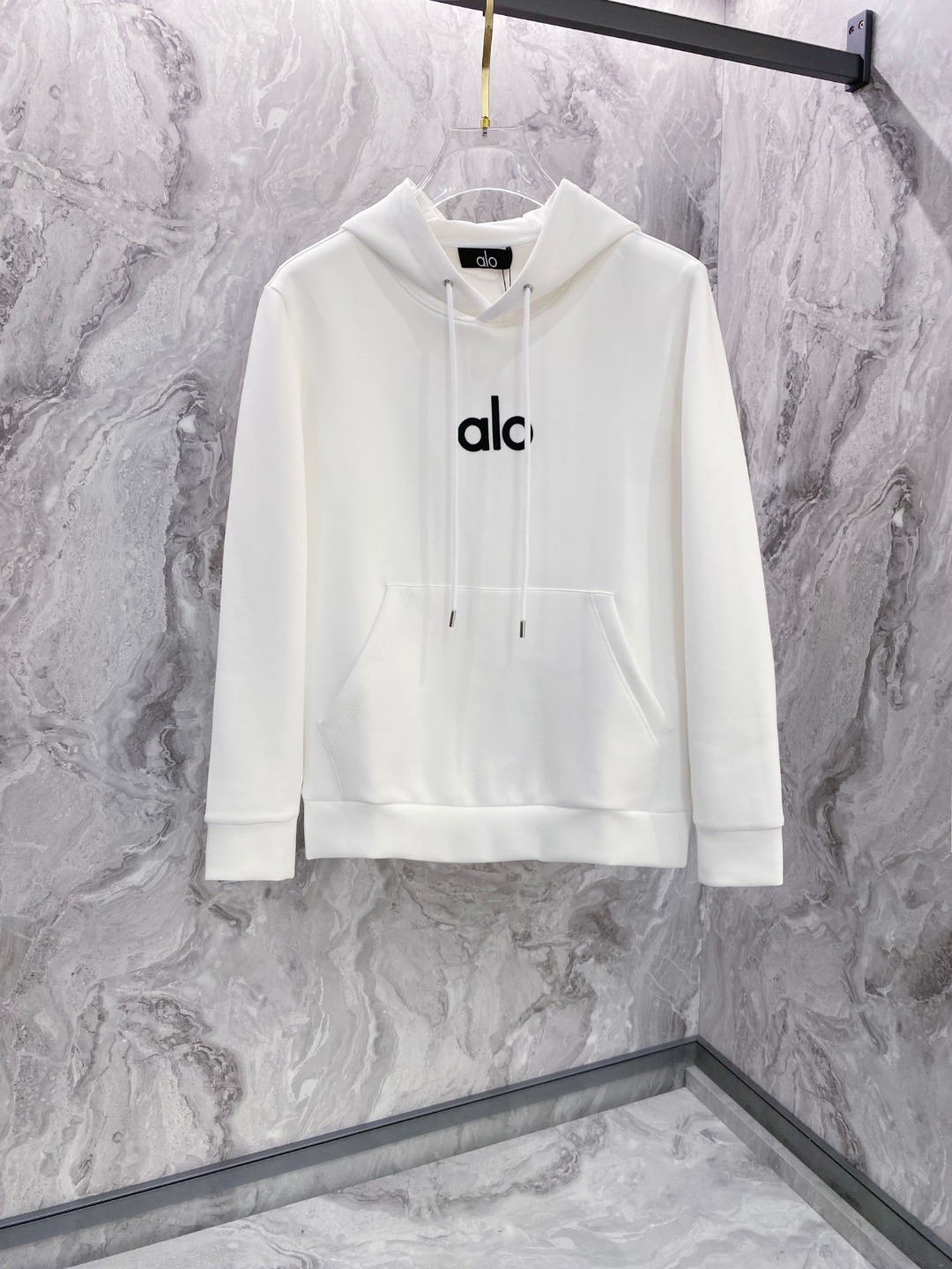 NO:547929,Alo's new autumn and winter series of items are online. It is a very fashionable and avant-garde hooded sweatshirt for men and women, with a logo pattern that is different from the past and declares the brand's design philosophy that has been inherited for many years!  Its eye-catching appeal is no less than any classic style, perfectly presenting the sense of fashion, high-end and luxury to the world!  It is made of imported 100% cotton material supplied by customers. It is a selection of high-quality pure cotton fabrics. It feels soft, waxy and delicate to the skin. The actual product will definitely exceed your imagination. It is extremely comfortable and breathable. Even if you sweat profusely, you will not feel greasy or stuffy. It maximizes sweat wicking and moisture absorption!  Size S-XL,,hoodie,sweatshirts,hats,alexander wang19860909Alo秋冬全新系列单品上线,非常时髦前卫的一款男女同款连帽卫衣,标识logo图案,区别于以往的不同,宣示品牌传承多年的设计理念！其吸睛度完全不亚于任何经典款式,将时髦高级感与奢华感完美呈现在世人眼前！客供进口全棉材质制成,精选优质纯棉面料,触感软糯亲肤细腻,实物到手绝对超乎你的想象,贴身无比舒适透气,即便是汗流浃背也不会有腻身及闷热感可言,将排汗吸湿性发挥到了极致！尺码S-XL,,hoodie,sweatshirts,hats,alexander wang,Men's clothing