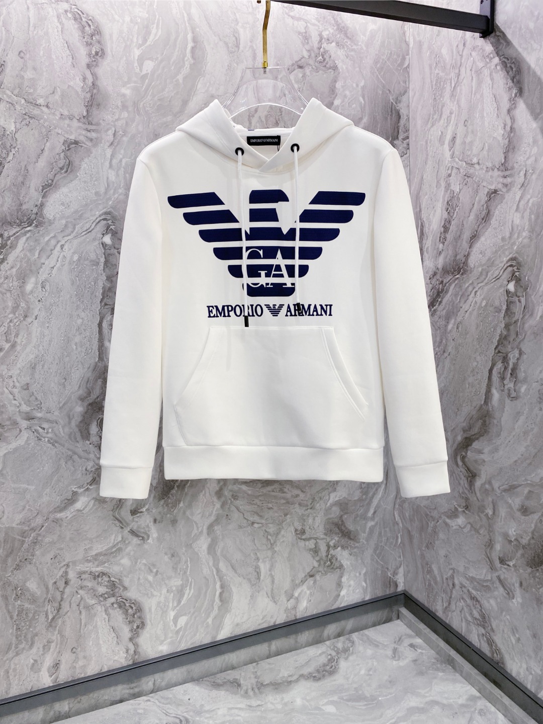 NO:547934,Armani Armani new autumn and winter men's casual long-sleeved hooded sweatshirt, original OEM factory order, logo pattern glue-pressing design!  The simple design is exquisite and elegant, amazing!  Customized original pure cotton fabric, soft and delicate feel, super comfortable on the upper body, and ultimately enjoyment of wearing!  Inheriting the classic styles of the past, the upper body effect comes naturally, and simple outfits do not require too many accessories. It can easily create a fashionable feeling, and the return rate will also increase. Get it at a speed!  Size S-XL, Armani, Armani, hoodie, sweatshirts, hats, alexander wang19860909阿玛尼 Armani 秋冬新款男士休闲长袖连帽卫衣,原单代工厂订单,标志logo图案压胶设计！简洁的设计精致优雅,令人叹服！定制原版纯棉面料,手感柔软细腻,上身超级舒适,极致的穿着享受！继承着以往的经典版型,上身效果自然而来的出彩,简单穿搭无需过多的饰物,轻松搭出时尚感,回头率也会随之提升.速度入手吧！尺码S-XL,,armani,armani,hoodie,sweatshirts,hats,alexander wang,Men's clothing