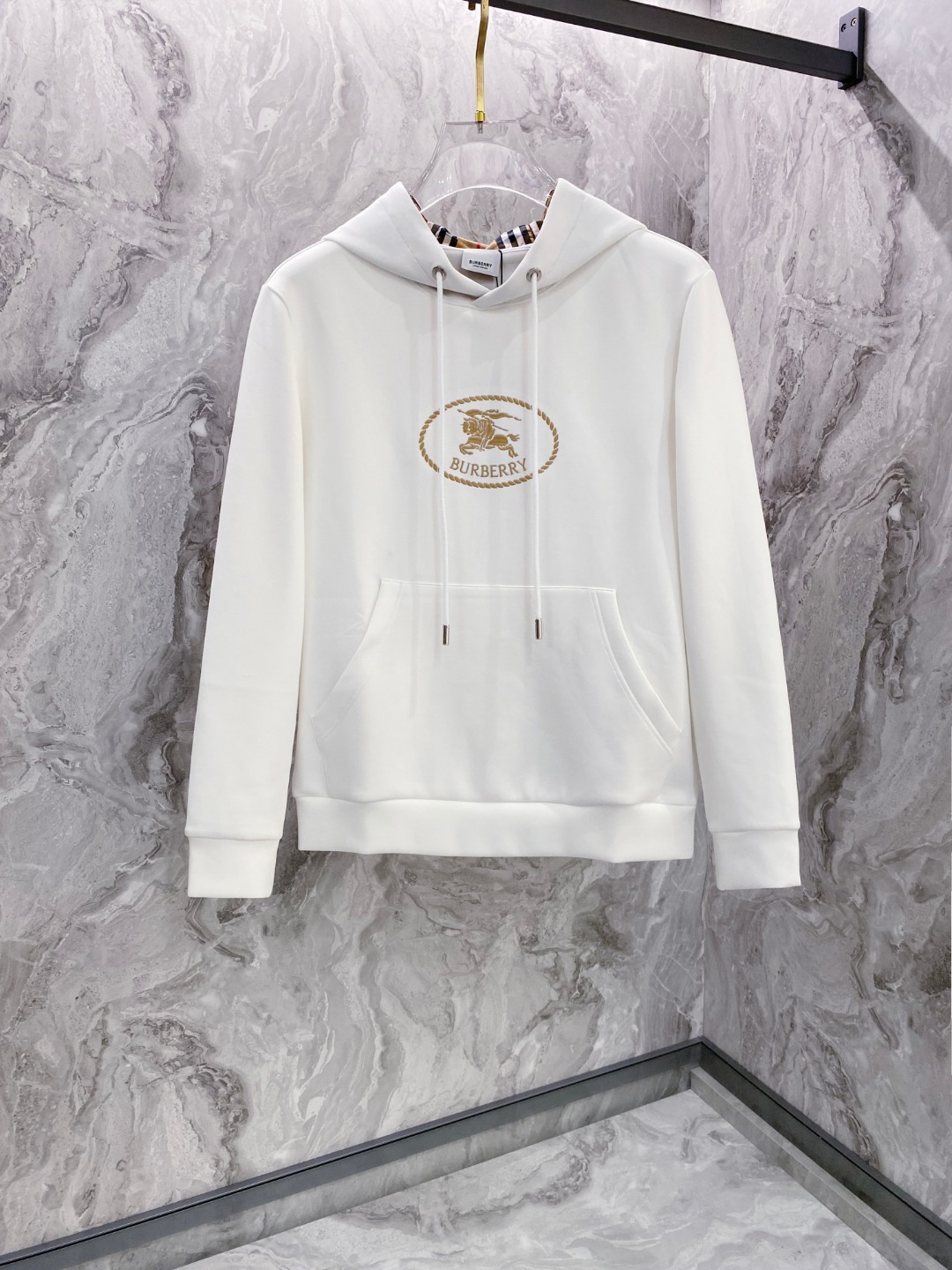 NO:547939,Burberry FW hooded space cotton sweatshirt is soft and skin-friendly, with three-dimensional and not easy to wrinkle. It is comfortable on the upper body and has strong breathability and moisture absorption during exercise. It is very comfortable to wear close to the body, without any discomfort!  And this design is also a distinctive banner style of the high street today. It is simple, low-key and textured, very handsome, and very representative product. It is more in line with the current aesthetics. It is really rare. There are few fashionable and easy-to-wear fashion sweatshirt items at present, so it is more meaningful and worth looking forward to. Whether it is the design or wiring, it is the highest level of craftsmanship, and the details in each place are meticulous and exquisite!  !  Color black/white Size S-XL, Burberry, Burberry, hoodie, sweatshirts,hats,alexander wang19860909巴宝莉Burberry FW连帽太空棉卫衣 质感柔软亲肤细腻,版型立体不易起皱,上身舒适,在运动时起到透气吸湿的强悍性能,贴身穿着都非常舒适,毫无不适感可言！并且这种设计也是当下高街的鲜明旗帜款式,简约低调有质感,非常的帅气,十分具有代表性的产物,更加符合当下的审美,真的非常少见,目前很少有这种时尚又好穿的时尚卫衣单品,所以更具备入手的意义,也更加值得期待,无论是此款的设计,走线,都是走的最高级别的工艺等级,每一处的细节都是一丝不苟,相当考究！！ 颜色黑色/白色 尺码S-XL,,burberry,burberry,hoodie,sweatshirts,hats,alexander wang,Men's clothing