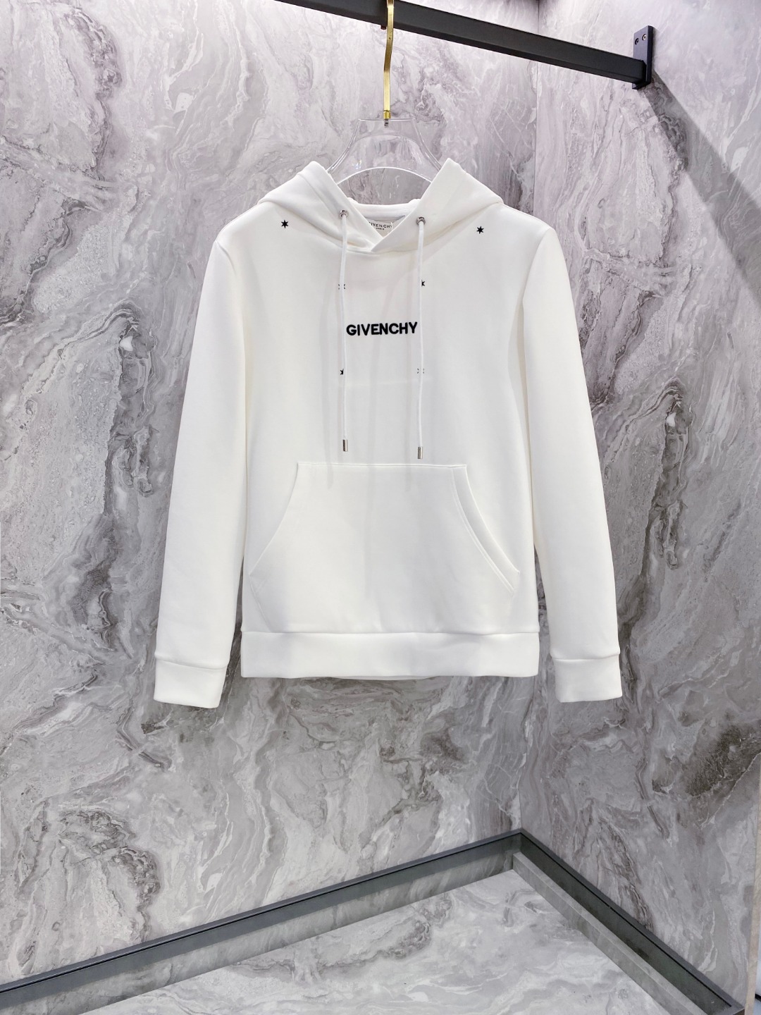 NO:547944,Givenchy's new autumn and winter hooded sweatshirt for men and women, the main creator has injected new fashion energy into fashion. By exploring various themes and sexy charm, it is recognizable and leads the new street fashion trend. This model is the exclusive outstanding design element of G's family, with the design logo logo pattern embroidery design!  Perfect fusion, the pattern is clear and restored, showing the elegant style of the brand. The original pure cotton material is made of tight and high-end fabric, and the upper body can be easily controlled, showing the casual and fashionable charm. Size S-XL, given, given, given, gucci, hoodie, sweatshirts, hats, alexander wang19860909纪梵希 Givenchy 秋冬新款男女同款连帽卫衣,主创时尚注入了全新时尚能量.通过探索各种题材和性感魅力,极具辨识度,引领全新街头时尚潮流.该款是G家独家的出彩设计元素,设计标识logo图案刺绣设计！完美融合,图案清晰还原度极高,彰显品牌优雅格调.选用原版纯棉材质,面料紧实高级,上身均可轻松驾驭,展现休闲自在时尚魅力.尺码S-XL,,givenchy,givenchy,gucci,hoodie,sweatshirts,hats,alexander wang,Men's clothing