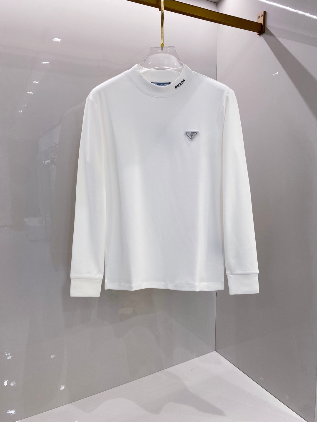 NO:565113,Prada 2025 Autumn and Winter counter new fashion casual bottoming long-sleeved T-shirt, made of imported high-density double-sided stretch cotton fabric, made of exquisite original logo, excellent in comfort and breathability, soft, anti-wrinkle, elastic and excellent drape. It is handsome whether worn alone or as an inner layer. It conforms to men's practical dressing habits, pursues luxury, noble and elegant style, creates extraordinary men's taste, the visual effect is very good, the grade is very high, simple and fashionable, a must-have choice for leisure and business!  Size S-XXL,,prada,prada,tees,t-shirt,alexander wang19860909普拉达 Prada 2025秋冬专柜新款 时尚休闲打底衫长袖T恤,精选进口高密度双面拉架棉面料,精致原版logo打造,舒适性与透气性兼优,柔软抗皱弹性和垂性极佳,无论是单穿或是内搭都是帅气十足,吻合了男性实用穿衣习惯,追求奢华高贵优雅风范,打造不凡男士品味,视觉效果非常赞,档次极高,简约时尚,休闲商务必备之选！ 码数S-XXL,,prada,prada,tees，t-shirt,alexander wang,Men's clothing