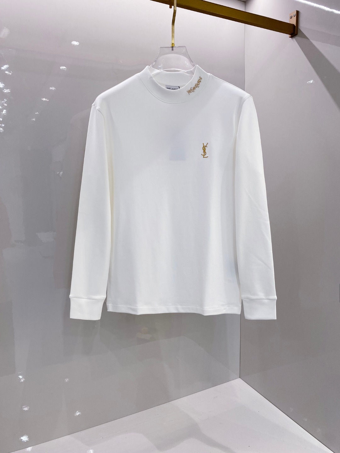 NO:565079,Yves Saint Laurent SYL 2025 Autumn and Winter counter new fashion casual bottoming long-sleeved T-shirt, made of imported high-density double-sided stretch cotton fabric, made with exquisite original logo, excellent in comfort and breathability, soft and anti-wrinkle, elastic and drapey. It is handsome whether worn alone or as an inner layer. It conforms to men's practical dressing habits, pursues luxury, noble and elegant style, and creates extraordinary men's taste. The visual effect is very good, the grade is very high, simple and fashionable, a must-have choice for leisure and business!  Size S-XXL,,saint laurent,tees,t-shirt,alexander wang19860909圣罗兰 SYL 2025秋冬专柜新款 时尚休闲打底衫长袖T恤,精选进口高密度双面拉架棉面料,精致原版logo打造,舒适性与透气性兼优,柔软抗皱弹性和垂性极佳,无论是单穿或是内搭都是帅气十足,吻合了男性实用穿衣习惯,追求奢华高贵优雅风范,打造不凡男士品味,视觉效果非常赞,档次极高,简约时尚,休闲商务必备之选！ 码数S-XXL,,saint laurent,tees，t-shirt,alexander wang,Men's clothing