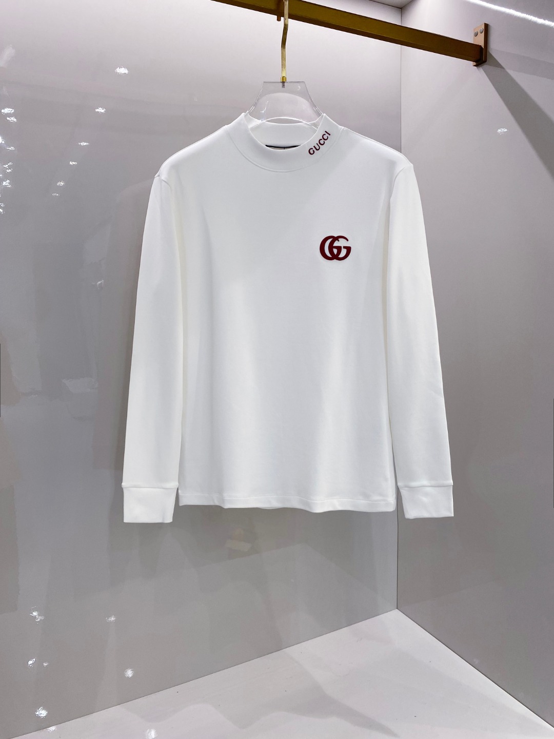 NO:565084,Gucci 2025 Autumn and Winter counter new fashion casual bottoming long-sleeved T-shirt, made of imported high-density double-sided stretch cotton fabric, made of exquisite original logo, excellent in comfort and breathability, soft, anti-wrinkle, elastic and excellent drape. It is handsome whether worn alone or as an inner layer. It conforms to men's practical dressing habits, pursues luxury, noble and elegant style, creates extraordinary men's taste, the visual effect is very good, extremely high-grade, simple and fashionable, a must-have for leisure and business!  Size S-XXL,,gucci,tees,t-shirt,alexander wang19860909古奇 Gucci 2025秋冬专柜新款 时尚休闲打底衫长袖T恤,精选进口高密度双面拉架棉面料,精致原版logo打造,舒适性与透气性兼优,柔软抗皱弹性和垂性极佳,无论是单穿或是内搭都是帅气十足,吻合了男性实用穿衣习惯,追求奢华高贵优雅风范,打造不凡男士品味,视觉效果非常赞,档次极高,简约时尚,休闲商务必备之选！ 码数S-XXL,,gucci,tees，t-shirt,alexander wang,Men's clothing
