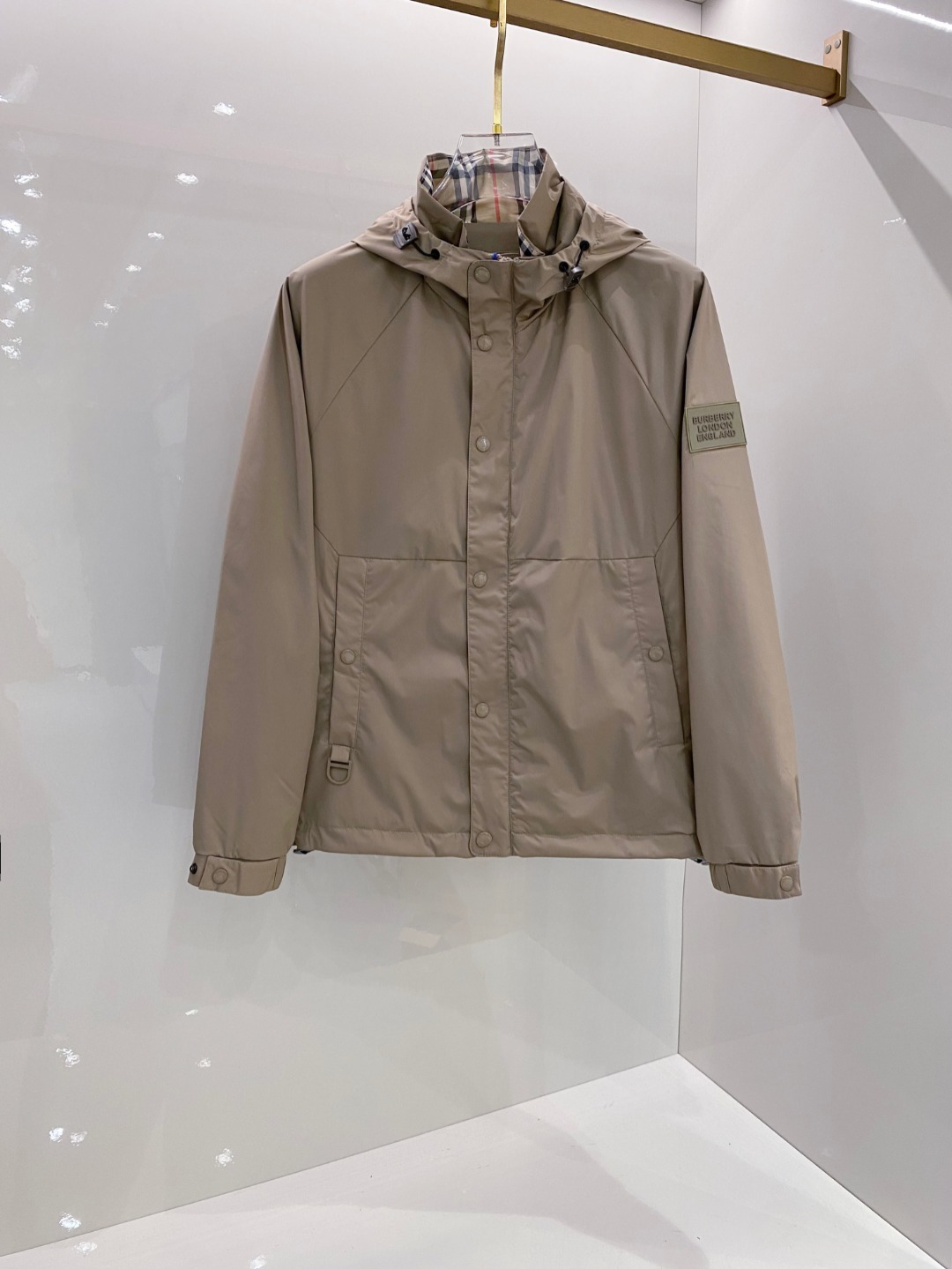 NO:565076,Burberry 2025FW new autumn and winter style, the same men's jacket from the official website, the original three-label complete high-end version, customized fabric, high breathability and comfort, impeccable details, brand element design concept, reflecting high quality. It feels delicate and soft, showing casual tailoring, and the upper body shape is great. Size M-3XL,,burberry,burberry,jackets & coats,jackets & coats,alexander wang19860909巴宝莉 Burberry 2025FW秋冬新款 官网同款男士夹克外套,原单三标齐全高端版本 定制面料 透气舒适度高,细节无可挑剔,品牌元素设计理念,体现高品质.手感细腻柔软 呈现休闲裁剪,上身版型超赞 码数M-3XL,,burberry,burberry,jackets & coats,jackets & coats,alexander wang,Men's clothing