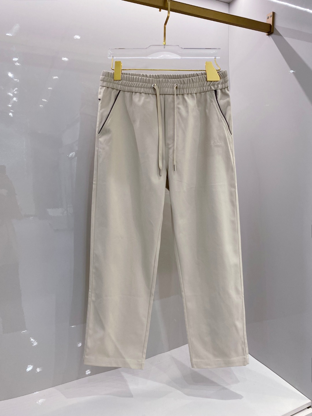 NO:565089,LP 1915FW new autumn and winter sports casual pants. Open wide-leg trouser design, the latest style, age-reducing fashion; Made of imported cotton blended fabric, anti-wrinkle, sweat-absorbent and quick-drying, the upper body has a three-dimensional sense, and the comfort is unparalleled;19860909LP 1915FW秋冬新款运动休闲裤.敞口阔腿裤脚设计,最新款,减龄时尚；采用进口棉混纺面料,抗皱吸汗速干,上身自带立体感,舒适度绝绝子；松紧腰带设计,适合凹各种造型；品牌字母图案,辨识度极高；一款适合各个场合穿搭的休闲裤.【颜色】黑色 米色【码数】M-3XL,,loro piana,alexander wang,Men's clothing