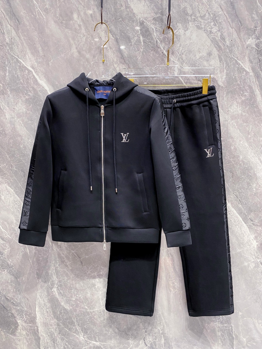 LV上衣细节图 2025早秋新款休闲套装！专柜同步。细节精致高级，品牌logo压胶高级感满满。定织面料更