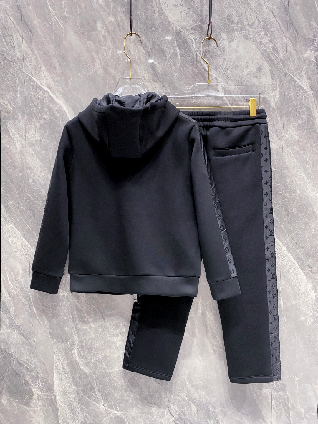 LV上衣细节图 2025早秋新款休闲套装！专柜同步。细节精致高级，品牌logo压胶高级感满满。定织面料更