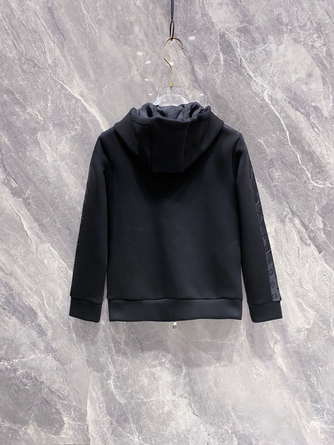 LV上衣细节图 2025早秋新款休闲套装！专柜同步。细节精致高级，品牌logo压胶高级感满满。定织面料更