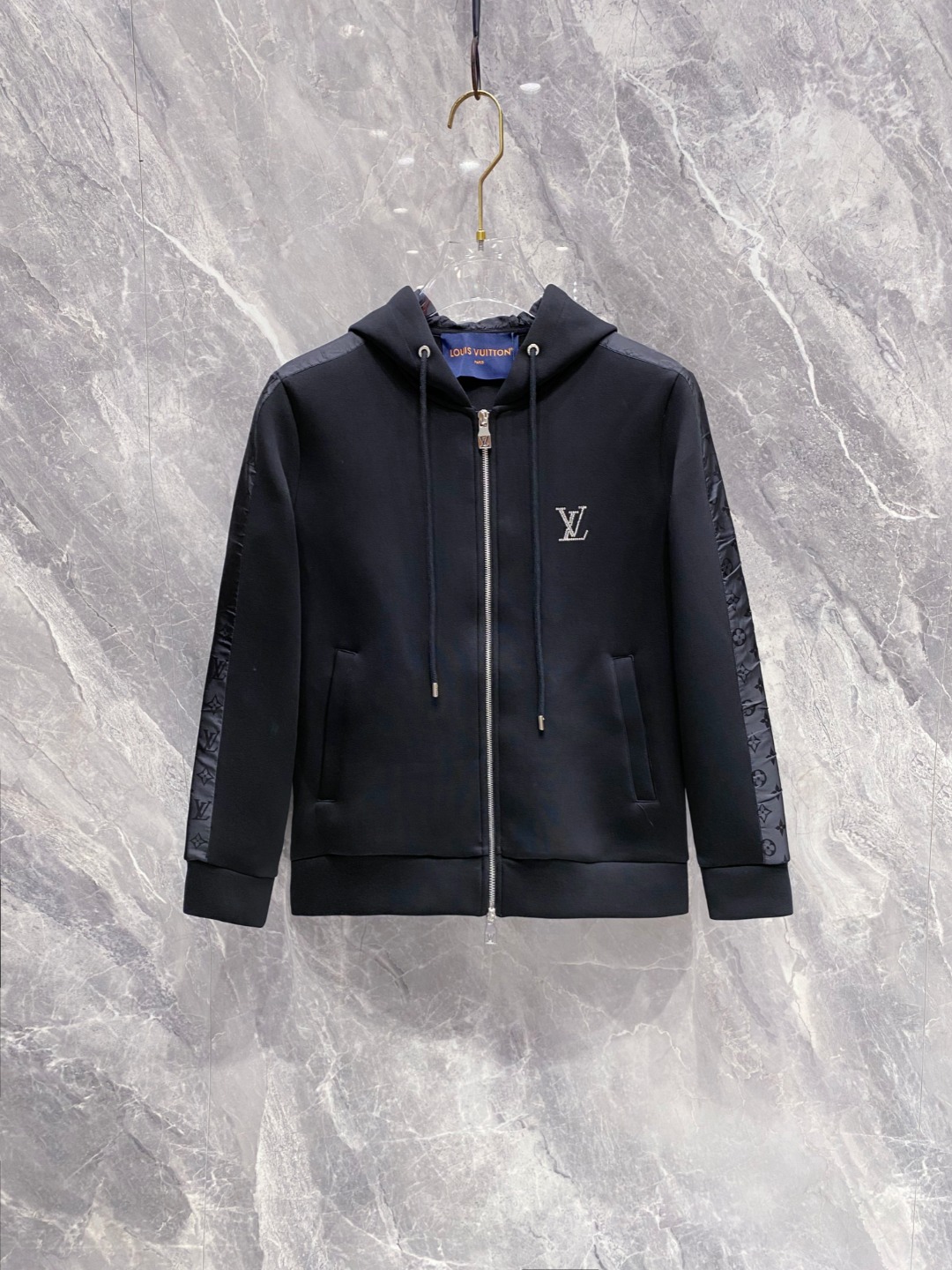 LV上衣细节图 2025早秋新款休闲套装！专柜同步。细节精致高级，品牌logo压胶高级感满满。定织面料更