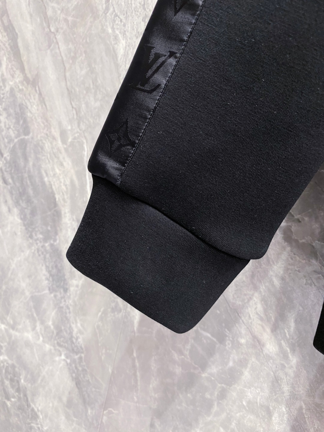 LV上衣细节图 2025早秋新款休闲套装！专柜同步。细节精致高级，品牌logo压胶高级感满满。定织面料更