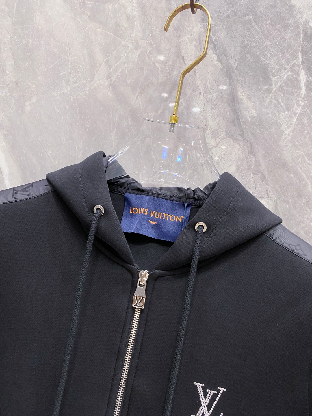 LV上衣细节图 2025早秋新款休闲套装！专柜同步。细节精致高级，品牌logo压胶高级感满满。定织面料更