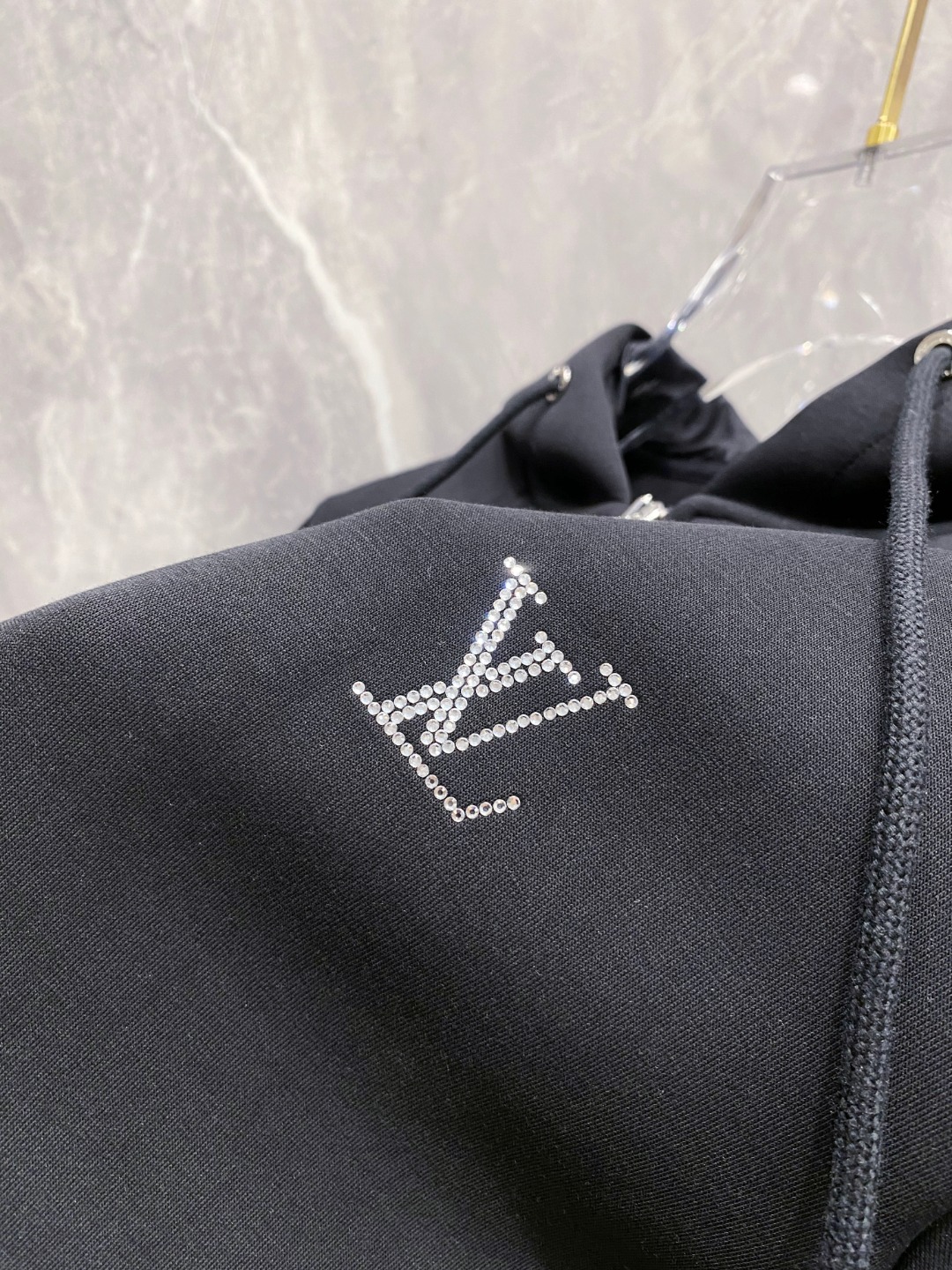 LV上衣细节图 2025早秋新款休闲套装！专柜同步。细节精致高级，品牌logo压胶高级感满满。定织面料更