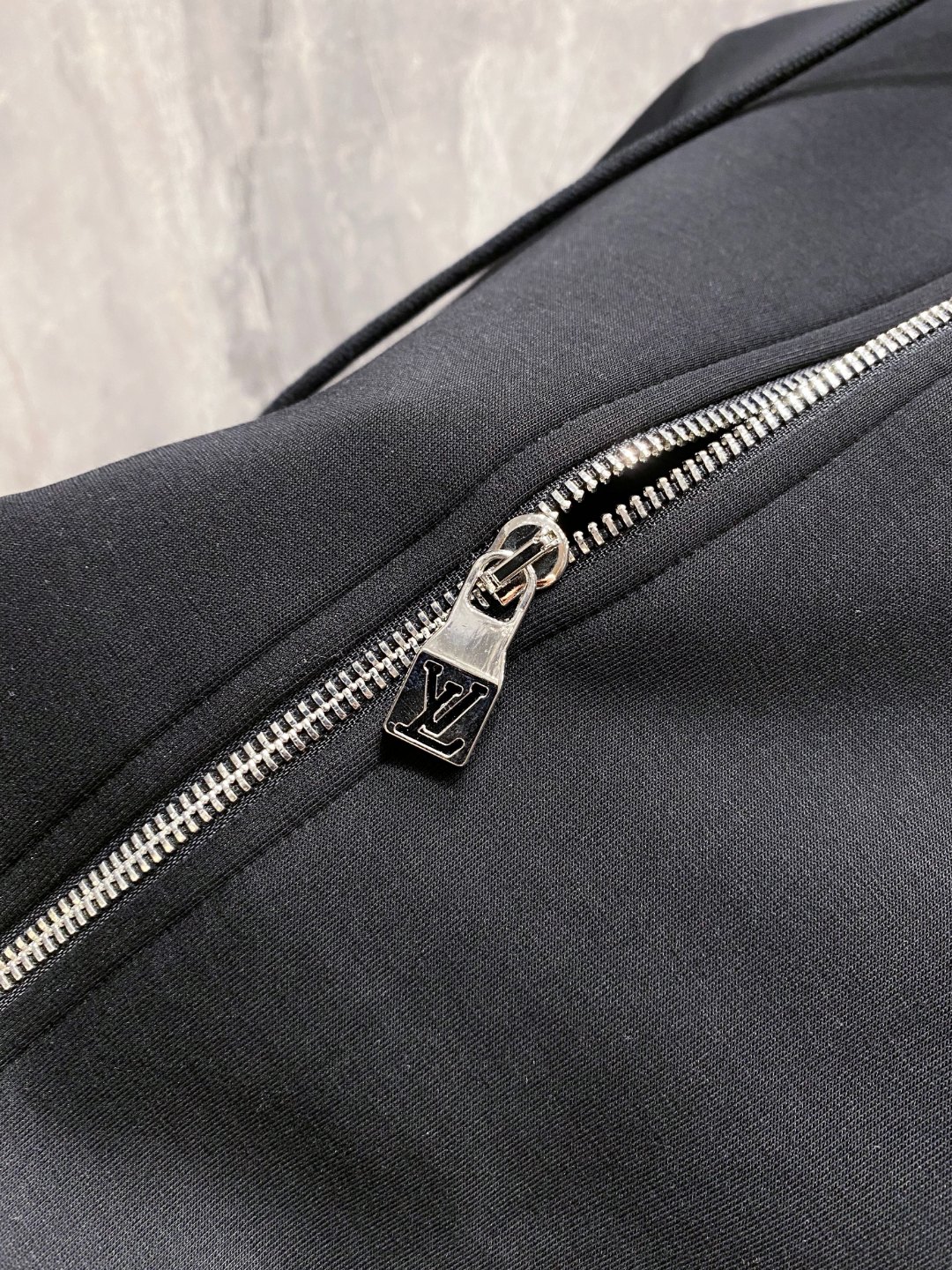 LV上衣细节图 2025早秋新款休闲套装！专柜同步。细节精致高级，品牌logo压胶高级感满满。定织面料更