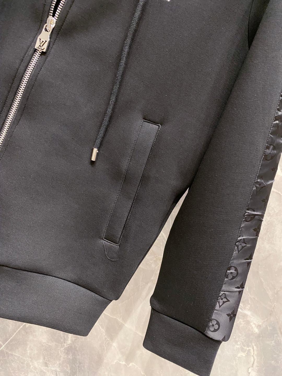 LV上衣细节图 2025早秋新款休闲套装！专柜同步。细节精致高级，品牌logo压胶高级感满满。定织面料更