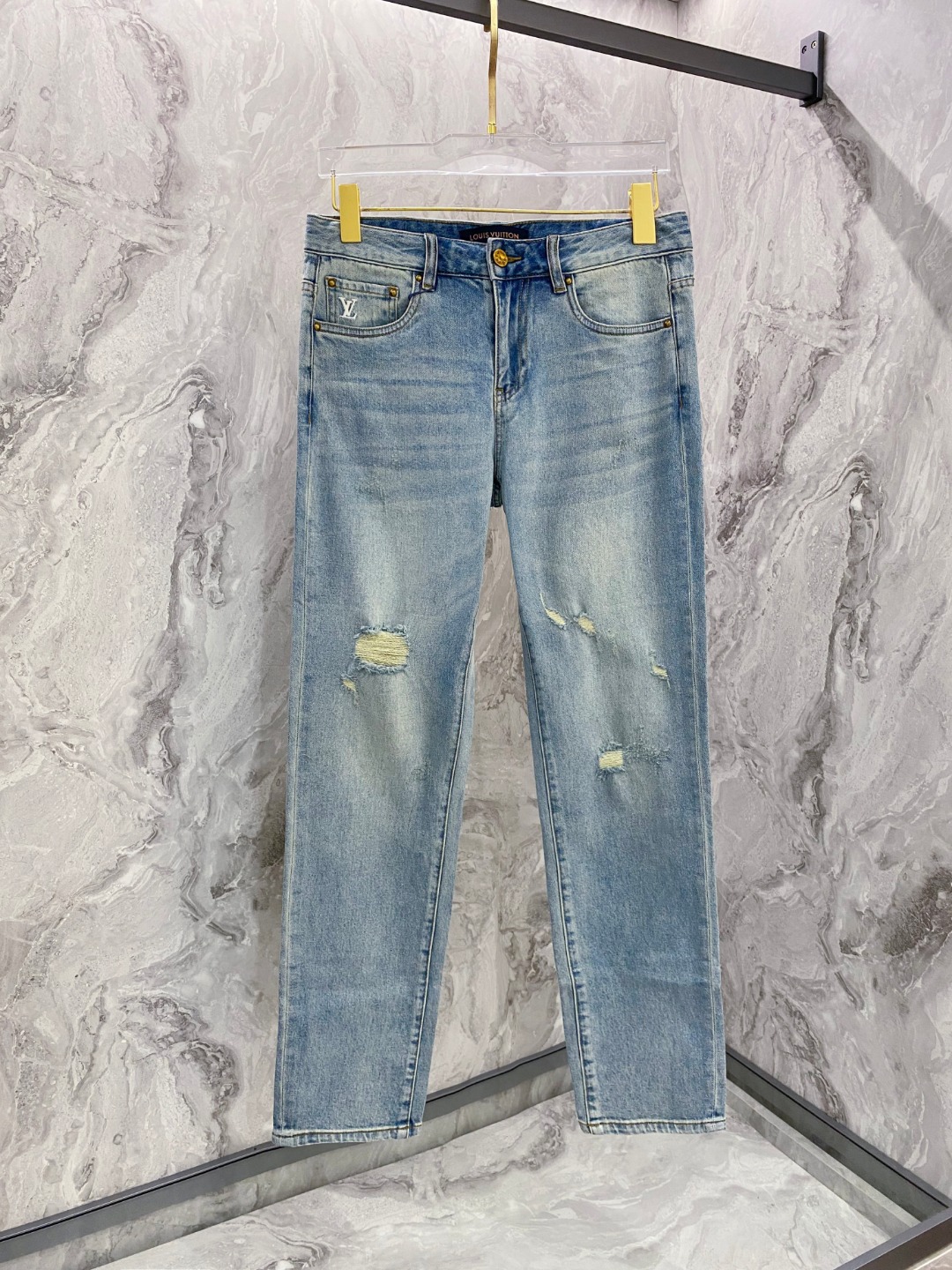 NO:547924,LV has launched the latest new men's jeans in autumn and winter!  Heavy industry washing denim fabric, custom fabric is softer and more comfortable than ordinary denim fabrics!  Super heavy industry washing process, double craft washing. The whole pair of pants has a comfortable feel, delicateness and breathability effect. All hardware brand logos are customized by special models, and the materials are selected as the best attributes. The elasticity of the fabric is very good and the comfort is great!  Low-key design style is simple and elegant. Number of codes 29-38, louis vuitton, jeans, alexander wang19860909LV 秋冬最新推出男士牛仔裤新品！重工水洗牛仔面料,定制面料和一般牛仔布料比起来,更加柔软舒适！超重工洗水工艺 双工艺洗水 整条裤子,手感舒适,细腻程度与透气效果堪称顶级,所有的五金品牌logo都是专模定做,材质都是选最好的属性.面料的弹性很好,舒适性非常棒！低调设计风格简洁大方.码数29-38,,louis vuitton,jeans,alexander wang,Men's clothing