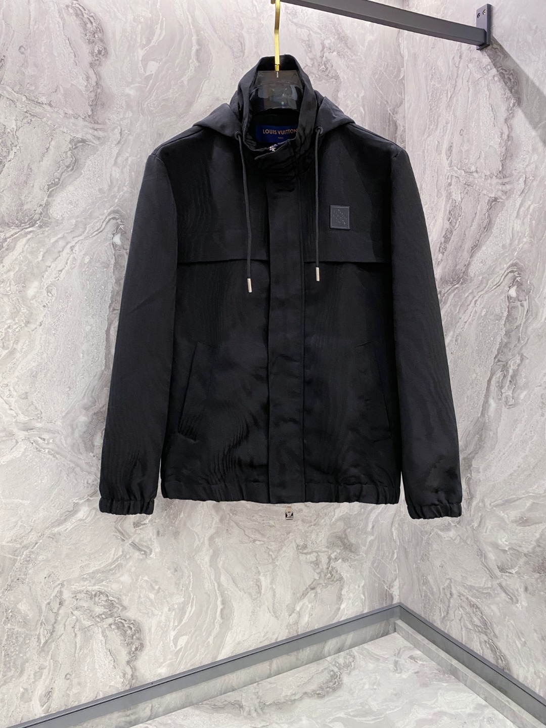 NO:547902,LV FW autumn and winter new style, the same style for men's jacket on the official website, the original three-standard complete high-end version, customized fabric, breathable and comfortable, impeccable details, brand elements design concept, reflecting high quality. The feel is delicate and soft, presents casual cut, and the upper body style is superb. Number M-3XL,,louis vuitton, jackets & coats, jackets & coats, alexander wang19860909LV FW秋冬新款 官网同款男士夹克外套,原单三标齐全高端版本 定制面料 透气舒适度高,细节无可挑剔,品牌元素设计理念,体现高品质.手感细腻柔软 呈现休闲裁剪,上身版型超赞 码数M-3XL,,louis vuitton,jackets & coats,jackets & coats,alexander wang,Men's clothing