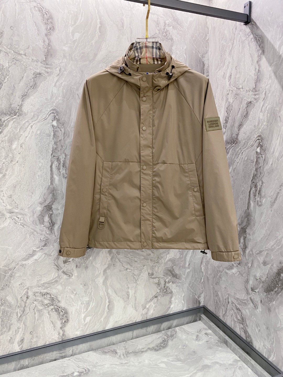 NO:547907,Burberry Burberry FW autumn and winter new style, the same style for men's jacket on the official website, the original three-standard complete high-end version, customized fabric, breathable and comfortable, impeccable details, brand element design concept, reflecting high quality. The feel is delicate and soft, presents casual cut, and the upper body style is superb. Number M-3XL, burberry, burberry, jackets & coats, jackets & coats, alexander wang19860909巴宝莉 Burberry FW秋冬新款 官网同款男士夹克外套,原单三标齐全高端版本 定制面料 透气舒适度高,细节无可挑剔,品牌元素设计理念,体现高品质.手感细腻柔软 呈现休闲裁剪,上身版型超赞 码数M-3XL,,burberry,burberry,jackets & coats,jackets & coats,alexander wang,Men's clothing