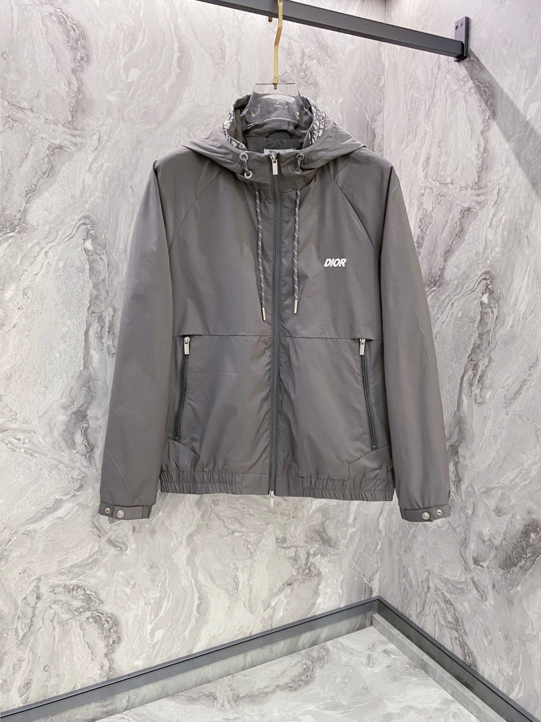 NO:547912,Dior Dior FW autumn and winter new style, the same style for men's jacket on the official website, the original three-standard complete high-end version, customized fabric, breathable and comfortable, impeccable details, brand element design concept, reflecting high quality. The feel is delicate and soft, presents casual cut, and the upper body style is superb. Number of sizes M-3XL,,dior,dior, jackets & coats,jackets & coats,alexander wang19860909迪奥 Dior FW秋冬新款 官网同款男士夹克外套,原单三标齐全高端版本 定制面料 透气舒适度高,细节无可挑剔,品牌元素设计理念,体现高品质.手感细腻柔软 呈现休闲裁剪,上身版型超赞 码数M-3XL,,dior,dior,jackets & coats,jackets & coats,alexander wang,Men's clothing