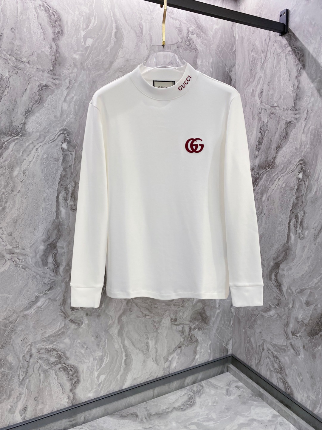 NO:547955,Gucci Autumn and Winter Counter New Fashionable Casual Basement Long Sleeve T-shirt, Selected Imported High-density Double-sided Cotton Fabric, Created with Exquisite Original Logo, Excellent Comfort and Breathability, Soft and Wrinkle Resistance, Excellent Slim and Wrinkle Resilience and Dropiness, Whether it is single or inner wear, it is very handsome, which fits men's practical dressing habits, pursues luxury, noble and elegant style, and creates extraordinary men's taste. The visual effect is very good, the grade is extremely high, simple and fashionable, and a must-have choice for casual business!  S-XXL, gucci,tees, t-shirt,alexander wang19860909古奇 Gucci 秋冬专柜新款 时尚休闲打底衫长袖T恤,精选进口高密度双面拉架棉面料,精致原版logo打造,舒适性与透气性兼优,柔软抗皱弹性和垂性极佳,无论是单穿或是内搭都是帅气十足,吻合了男性实用穿衣习惯,追求奢华高贵优雅风范,打造不凡男士品味,视觉效果非常赞,档次极高,简约时尚,休闲商务必备之选！ 码数S-XXL,,gucci,tees，t-shirt,alexander wang,Men's clothing