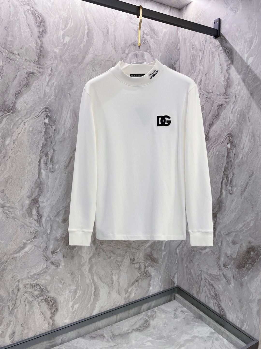 NO:547917,DG Dolce & Gabbana, a new style of autumn and winter counter, fashionable and casual base shirt, long-sleeved T-shirt, selected imported high-density double-sided cotton fabric, exquisite original logo, excellent comfort and breathability, excellent soft, wrinkle-resistant elasticity and drooping. Whether worn alone or in the inner wear, it is very handsome, which conforms to the practical dressing habits of men, pursues luxury, noble and elegant style, and creates extraordinary men's taste. The visual effect is very good, the grade is extremely high, simple and fashionable, and a must-have choice for casual business!  S-XXL, Dolce & Gabbana, tees, t-shirt, alexander wang19860909DG 杜嘉班纳 秋冬专柜新款 时尚休闲打底衫长袖T恤,精选进口高密度双面拉架棉面料,精致原版logo打造,舒适性与透气性兼优,柔软抗皱弹性和垂性极佳,无论是单穿或是内搭都是帅气十足,吻合了男性实用穿衣习惯,追求奢华高贵优雅风范,打造不凡男士品味,视觉效果非常赞,档次极高,简约时尚,休闲商务必备之选！ 码数S-XXL,,Dolce&Gabbana,tees，t-shirt,alexander wang,Men's clothing