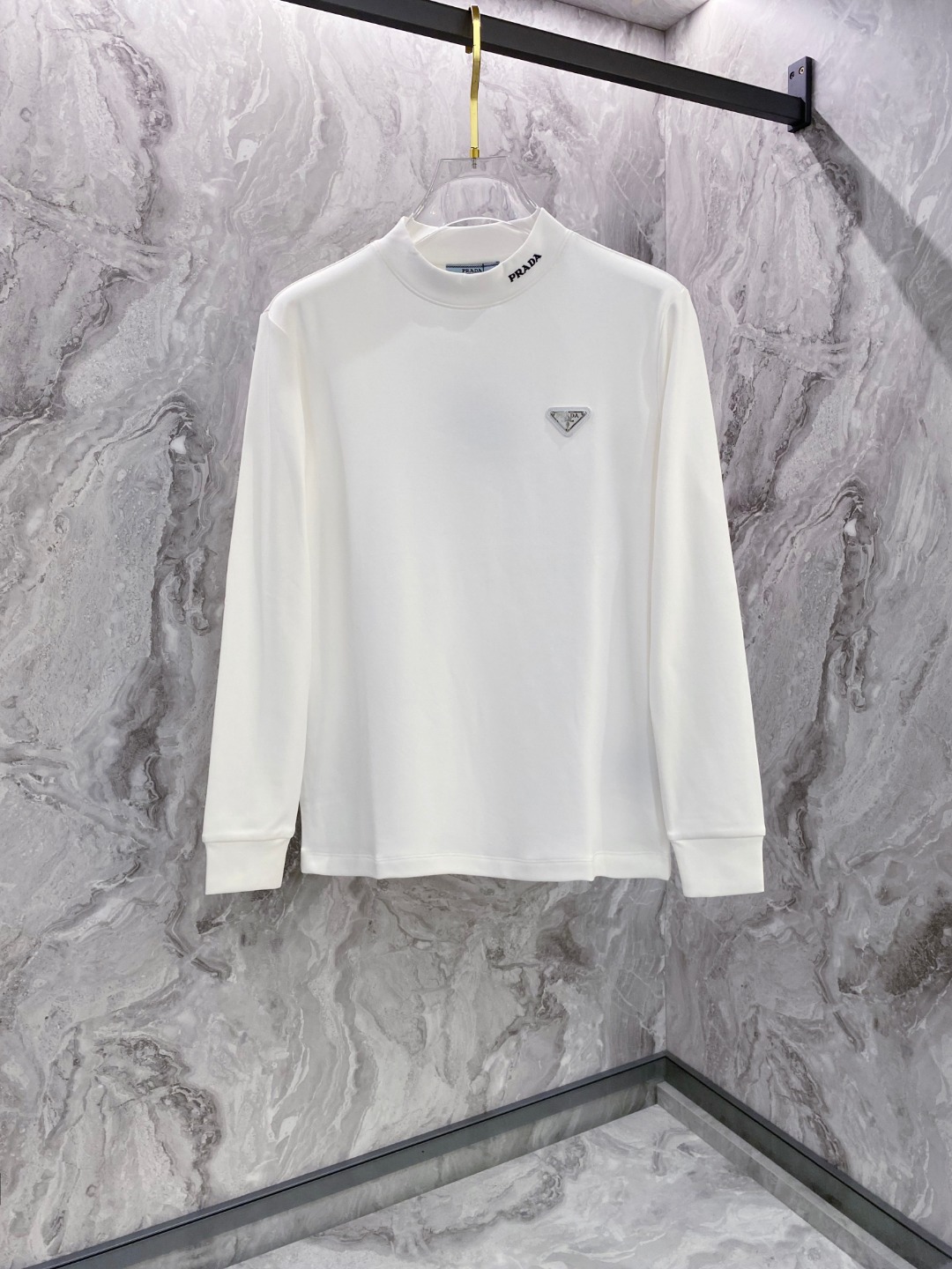 NO:547923,普拉达 Prada 秋冬专柜新款 时尚休闲打底衫长袖T恤,精选进口高密度双面拉架棉面料,精致原版logo打造,舒适性与透气性兼优,柔软抗皱弹性和垂性极佳,无论是单穿或是内搭都是帅气十足,吻合了男性实用穿衣习惯,追求奢华高贵优雅风范,打造不凡男士品味,视觉效果非常赞,档次极高,简约时尚,休闲商务必备之选！  S-XXL, prada, prada, tees, t-shirt, alexander wang19860909普拉达 Prada 秋冬专柜新款 时尚休闲打底衫长袖T恤,精选进口高密度双面拉架棉面料,精致原版logo打造,舒适性与透气性兼优,柔软抗皱弹性和垂性极佳,无论是单穿或是内搭都是帅气十足,吻合了男性实用穿衣习惯,追求奢华高贵优雅风范,打造不凡男士品味,视觉效果非常赞,档次极高,简约时尚,休闲商务必备之选！ 码数S-XXL,,prada,prada,tees，t-shirt,alexander wang,Men's clothing