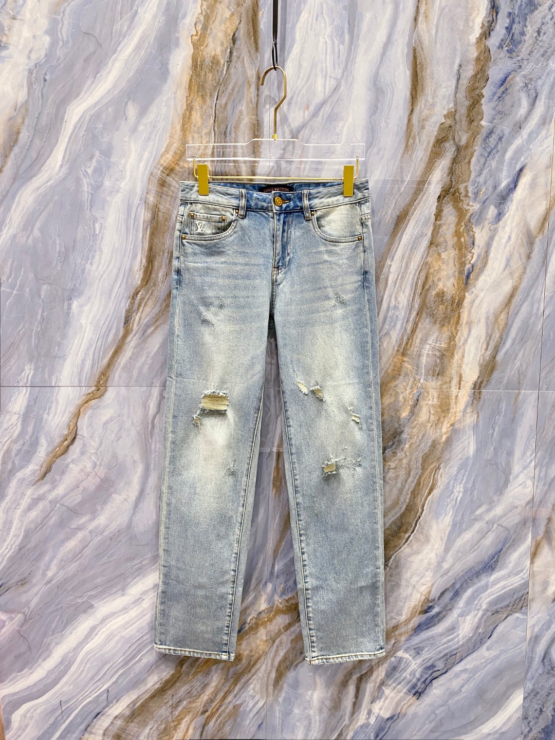 NO:550378,LV has launched the latest new men's jeans in autumn and winter!  Heavy industry washing denim fabric, custom fabric is softer and more comfortable than ordinary denim fabrics!  Super heavy industry washing process, double craft washing. The whole pair of pants has a comfortable feel, delicateness and breathability effect. All hardware brand logos are customized by special models, and the materials are selected as the best attributes. The elasticity of the fabric is very good and the comfort is great!  Low-key design style is simple and elegant. Number of codes 29-38, louis vuitton, jeans, alexander wang19860909LV 秋冬最新推出男士牛仔裤新品！重工水洗牛仔面料,定制面料和一般牛仔布料比起来,更加柔软舒适！超重工洗水工艺 双工艺洗水 整条裤子,手感舒适,细腻程度与透气效果堪称顶级,所有的五金品牌logo都是专模定做,材质都是选最好的属性.面料的弹性很好,舒适性非常棒！低调设计风格简洁大方.码数29-38,,louis vuitton,jeans,alexander wang,Men's clothing