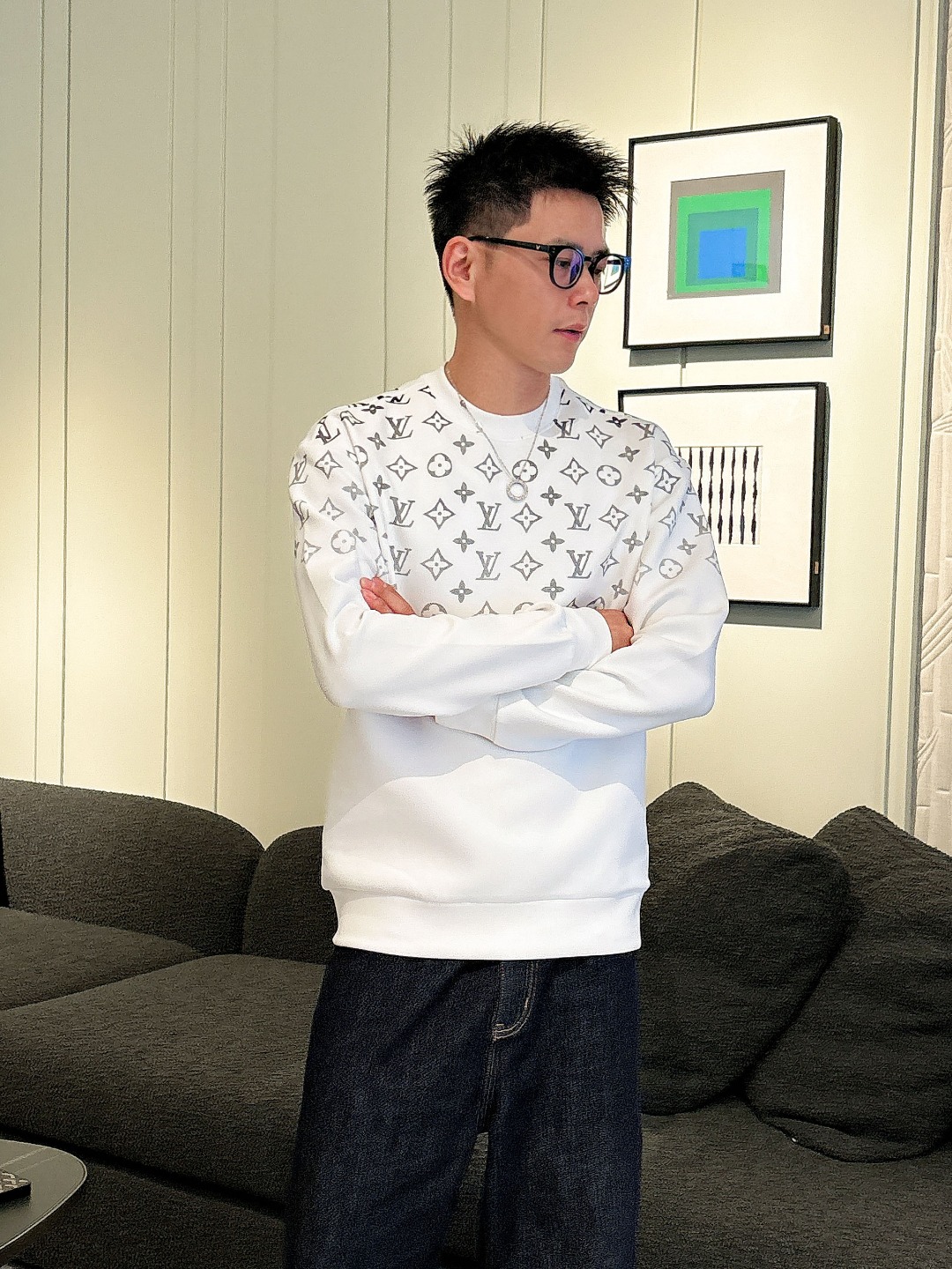 NO:531306,LV 2025 autumn and winter new series of products are launched, a very fashionable and avant-garde long-sleeved space cotton sweatshirt for men and women, with logo logo print pattern design on the chest!  Different from the past, it declares the design concept that has been passed down for many years in the brand!  Its eye-catchingness is no less than any classic style, perfectly presenting the fashionable, high-end and luxurious feeling in front of the world!  The touch is soft and glutinous, skin-friendly and delicate, and the actual product is definitely beyond your imagination and has been brought to the extreme!  Size S-XL, louis vuitton, hoodie, sweatshirts, alexander wang19860909LV 2025秋冬全新系列单品上线,非常时髦前卫的一款男女同款长袖太空棉卫衣,胸前标识logo印花图案设计！区别于以往的不同,宣示品牌传承多年的设计理念！其吸睛度完全不亚于任何经典款式,将时髦高级感与奢华感完美呈现在世人眼前！触感软糯亲肤细腻,实物到手绝对超乎你的想象,发挥到了极致！尺码S-XL,,louis vuitton,hoodie,sweatshirts,alexander wang,Men's clothing