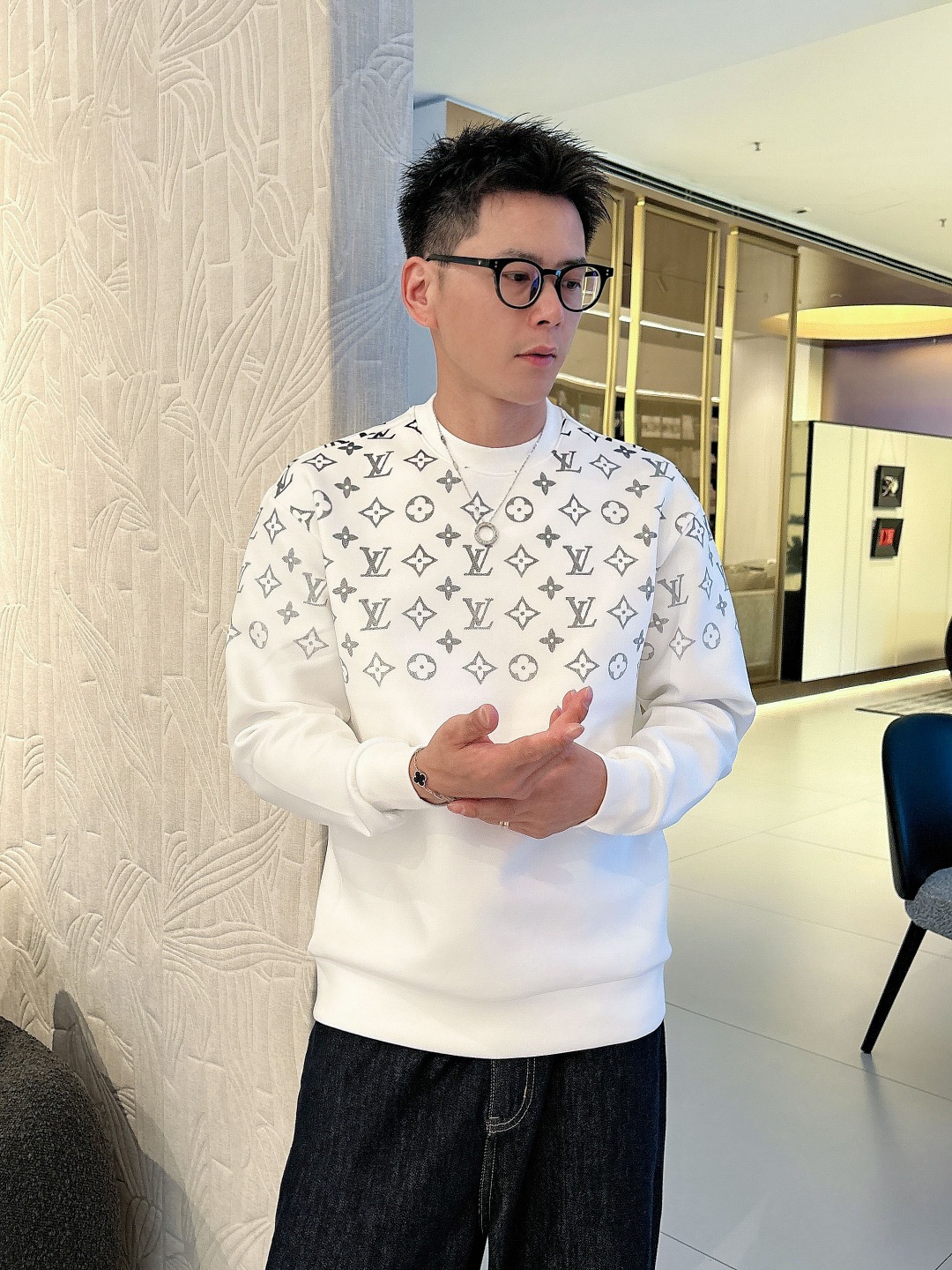 LV 2025秋冬全新系列单品上线，非常时髦前卫的一款男女同款👫长袖太空棉卫衣，胸前标识logo印花图案