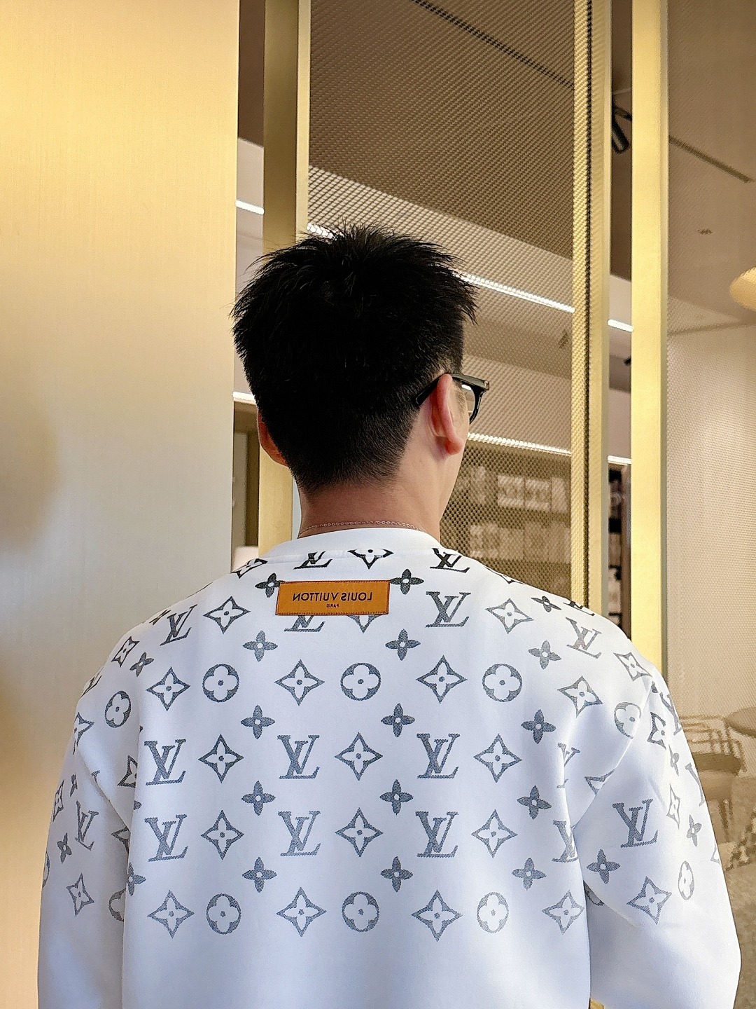 LV 2025秋冬全新系列单品上线，非常时髦前卫的一款男女同款👫长袖太空棉卫衣，胸前标识logo印花图案