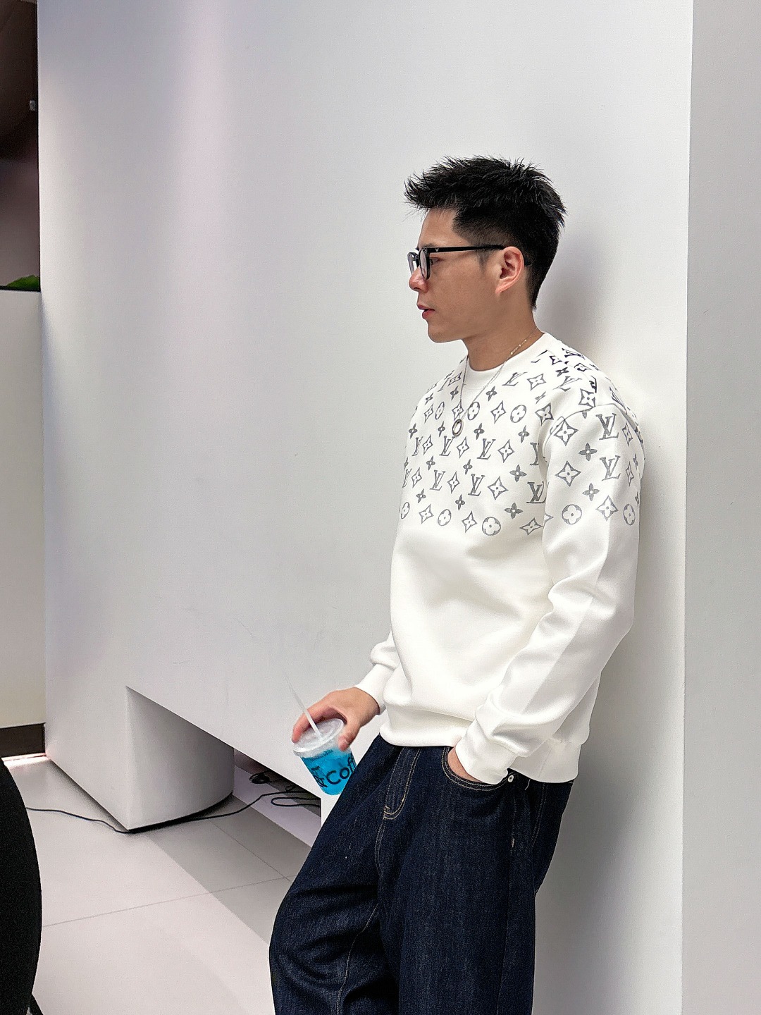 LV 2025秋冬全新系列单品上线，非常时髦前卫的一款男女同款👫长袖太空棉卫衣，胸前标识logo印花图案