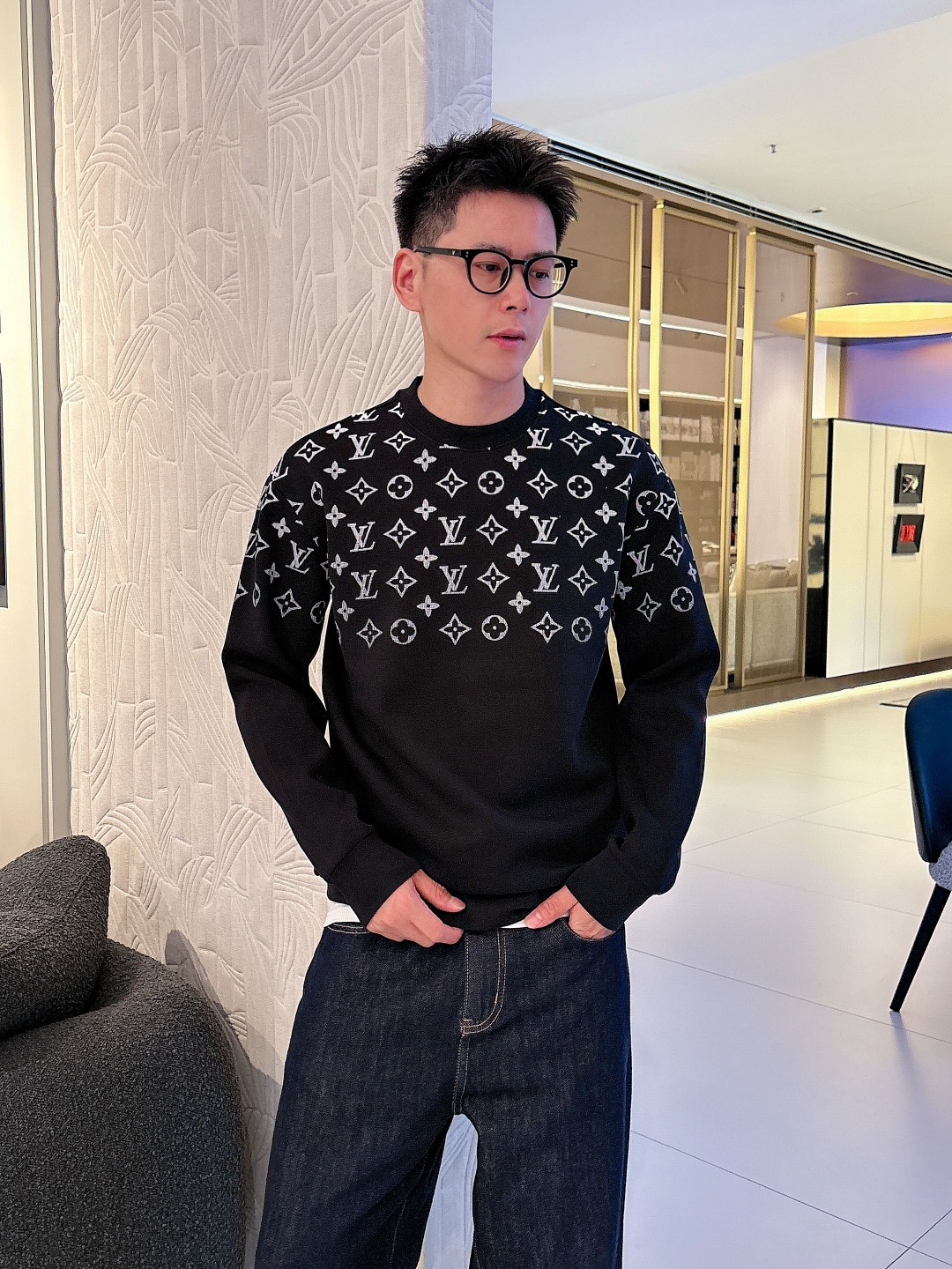 LV 2025秋冬全新系列单品上线，非常时髦前卫的一款男女同款👫长袖太空棉卫衣，胸前标识logo印花图案