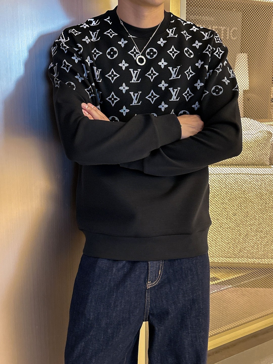 LV 2025秋冬全新系列单品上线，非常时髦前卫的一款男女同款👫长袖太空棉卫衣，胸前标识logo印花图案