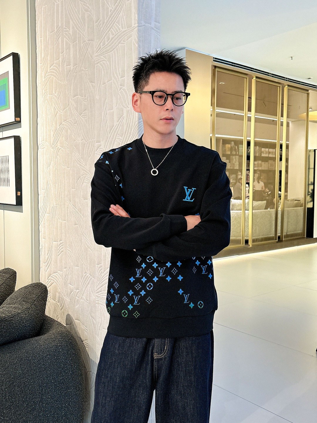 𝗟𝗼𝘂𝗶𝘀 𝗩𝘂𝗶𝘁𝘁𝗼𝗻 LV路易威登渐变刺绣圆领太空棉卫衣颜色：黑色 白色码数：S M L XL#掺