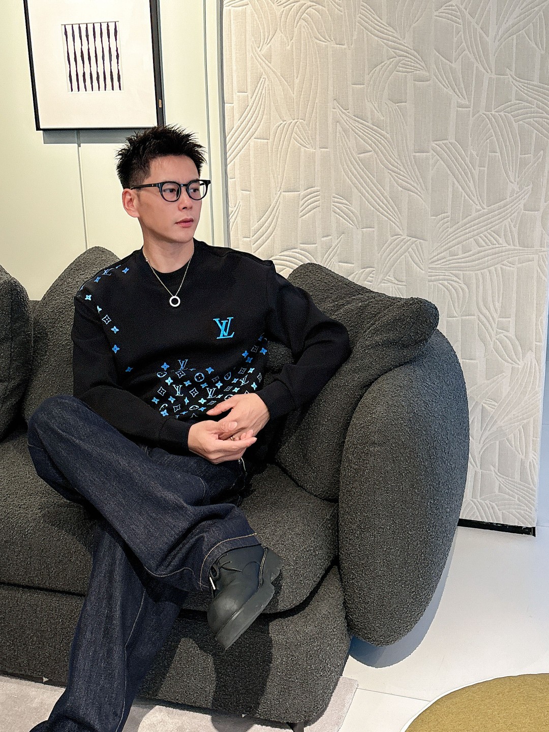 𝗟𝗼𝘂𝗶𝘀 𝗩𝘂𝗶𝘁𝘁𝗼𝗻 LV路易威登渐变刺绣圆领太空棉卫衣颜色：黑色 白色码数：S M L XL#掺