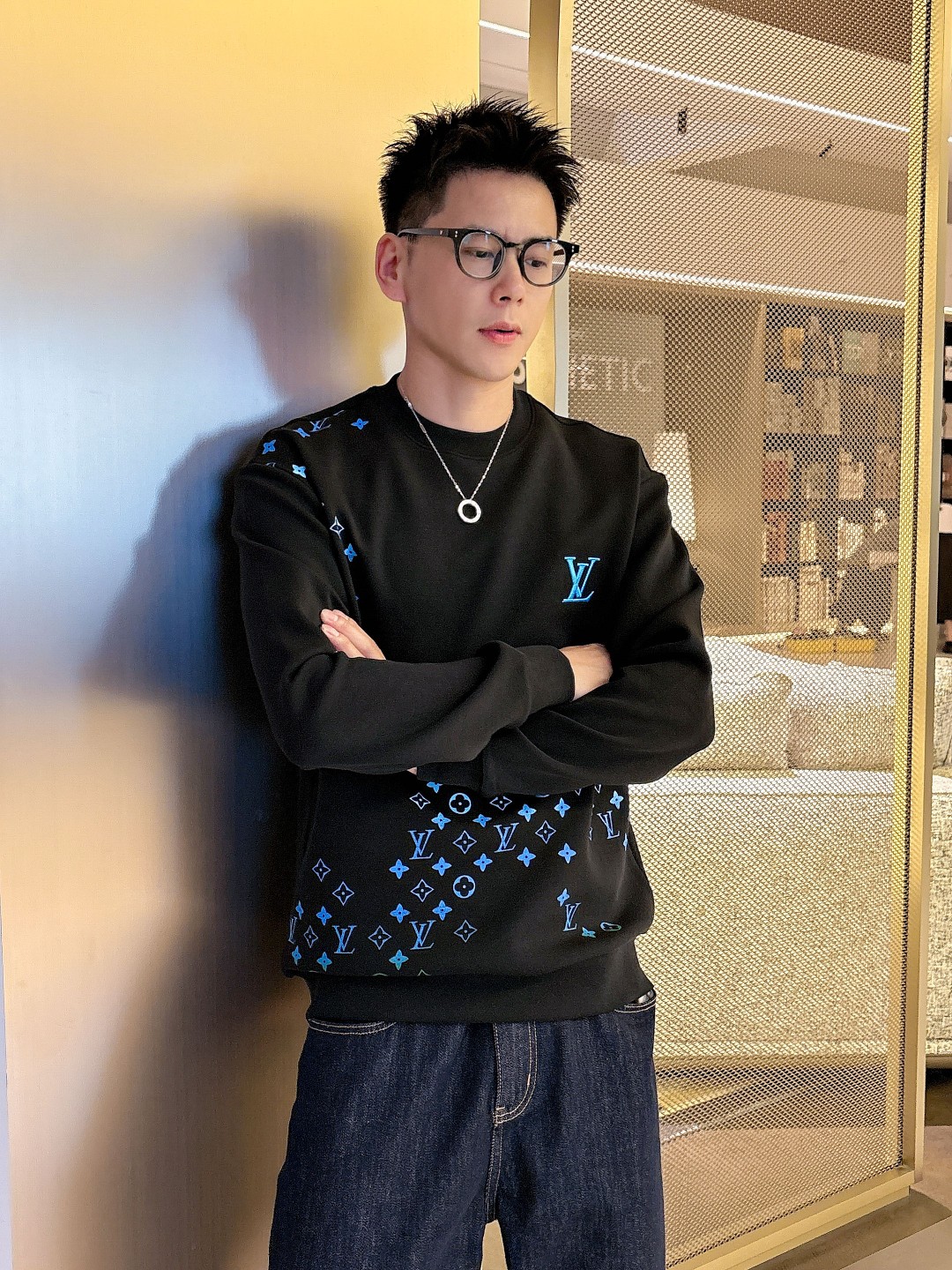 𝗟𝗼𝘂𝗶𝘀 𝗩𝘂𝗶𝘁𝘁𝗼𝗻 LV路易威登渐变刺绣圆领太空棉卫衣颜色：黑色 白色码数：S M L XL#掺