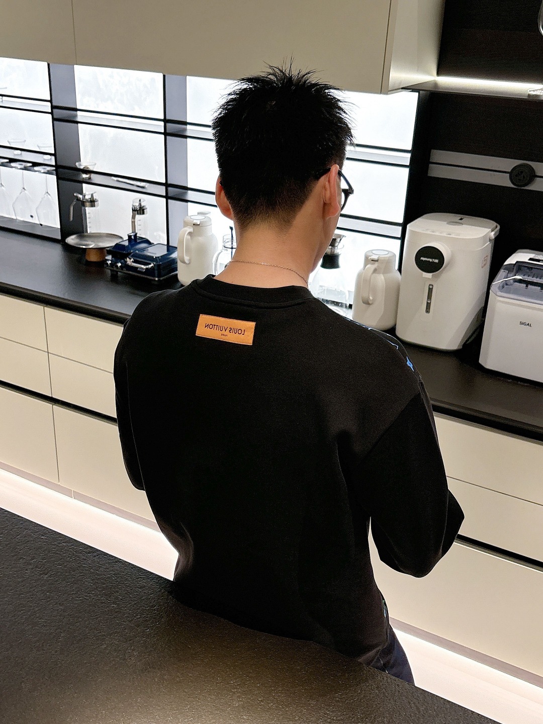 𝗟𝗼𝘂𝗶𝘀 𝗩𝘂𝗶𝘁𝘁𝗼𝗻 LV路易威登渐变刺绣圆领太空棉卫衣颜色：黑色 白色码数：S M L XL#掺