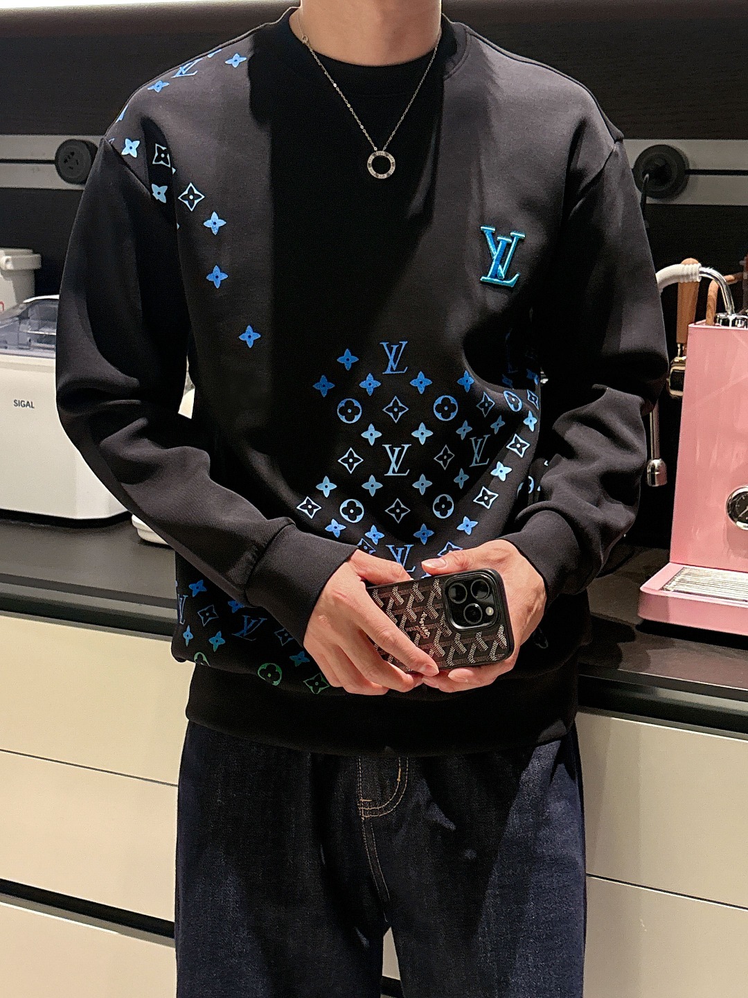 𝗟𝗼𝘂𝗶𝘀 𝗩𝘂𝗶𝘁𝘁𝗼𝗻 LV路易威登渐变刺绣圆领太空棉卫衣颜色：黑色 白色码数：S M L XL#掺