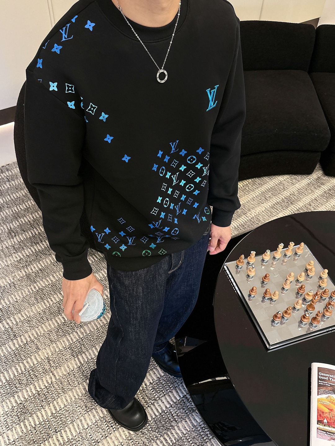 𝗟𝗼𝘂𝗶𝘀 𝗩𝘂𝗶𝘁𝘁𝗼𝗻 LV路易威登渐变刺绣圆领太空棉卫衣颜色：黑色 白色码数：S M L XL#掺