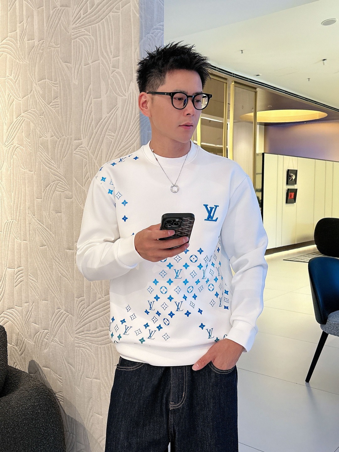 NO:531298,LV Louis Vuitton Gradient Embroidery Round-neck Space Cotton Sweatshirt Color Black White Number S M L XL #Sewed-mixed Gradient Embroidery Process The overall pattern design uses the same embroidery material according to the original design elements. After the original pattern is accurately scanned, the details are adjusted according to the actual object. The color is fixed and dyed with special embroidery threads, and each set of embroidery threads are connected but not intersected. A certain gap is left at the alternating positions of colors, and then the threads of various colors are mixed into it with stitches of different lengths. Even if the color is not distinguished, there is a relatively obvious layering. The overall pattern shows the layered gradient effect. The loose round-neck pullover sweatshirt, the back collar is not easy to deform. The collar ring, shoulder seam, rear piece, hem, and sleeve cage adopts a double-needle cross-seaming process, and the bone seam is not prone to explosive thread to improve the firmness; the neckline, cuff and hem are threaded in the same cylinder.,,louis vuitton,louis  vuitton, hoodie, sweatshirts, alexander wang19860909LV路易威登渐变刺绣圆领太空棉卫衣 颜色黑色 白色 码数S M L XL #掺针渐变刺绣工艺 整体图案设计根据原设计元素采用同种刺绣材质.原图案电脑精准扫描后,根据实物调整细节处理. 对色定染特殊绣线,每组绣线之间有衔接却不互相交错.在颜色交替的位置留出一定空隙,然后用不同长度的针脚把各种颜色的丝线掺缝进去.即便不用颜色区分也有比较明显的分层,整体图案表现层层叠叠的渐变效果. 宽松圆领套头卫衣,后领人织带包领不易变形.领圈、肩缝、后片、下摆、袖笼采用双针车线跨缝工艺,骨缝不易爆线提高牢固功能；领口、袖口和下摆同缸螺纹收口.,,louis vuitton,louis vuitton,hoodie,sweatshirts,alexander wang,Men's clothing