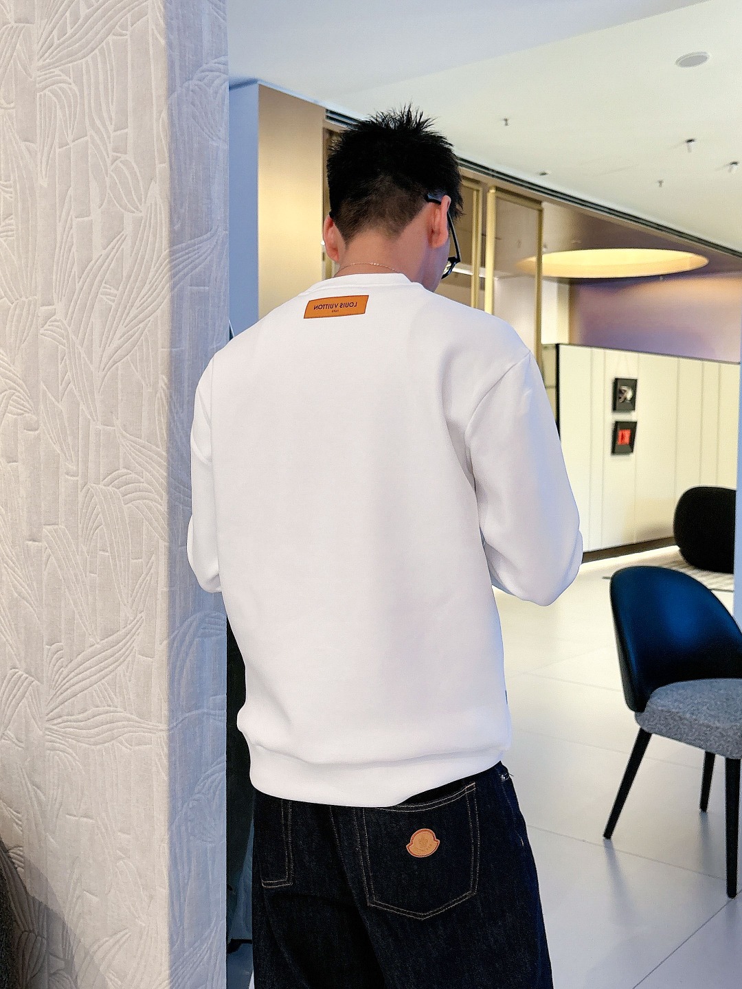 𝗟𝗼𝘂𝗶𝘀 𝗩𝘂𝗶𝘁𝘁𝗼𝗻 LV路易威登渐变刺绣圆领太空棉卫衣颜色：黑色 白色码数：S M L XL#掺