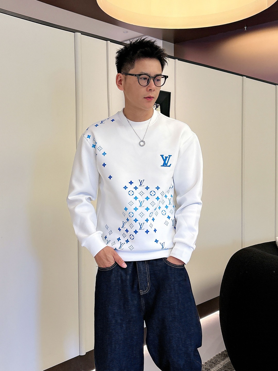 𝗟𝗼𝘂𝗶𝘀 𝗩𝘂𝗶𝘁𝘁𝗼𝗻 LV路易威登渐变刺绣圆领太空棉卫衣颜色：黑色 白色码数：S M L XL#掺