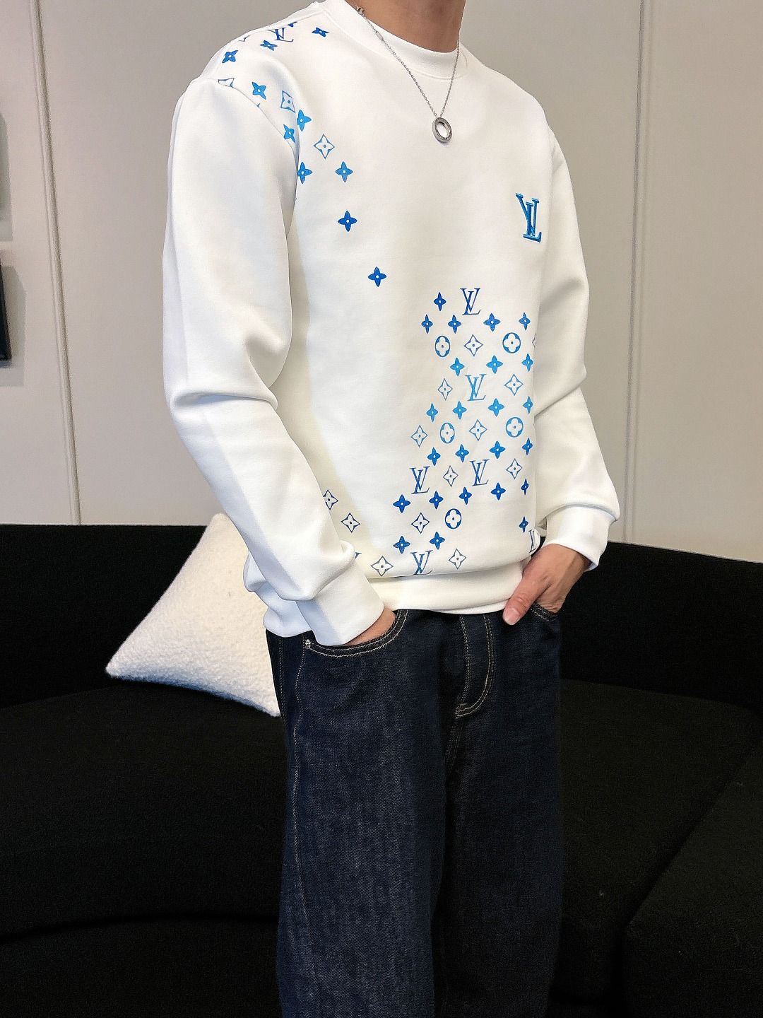 𝗟𝗼𝘂𝗶𝘀 𝗩𝘂𝗶𝘁𝘁𝗼𝗻 LV路易威登渐变刺绣圆领太空棉卫衣颜色：黑色 白色码数：S M L XL#掺