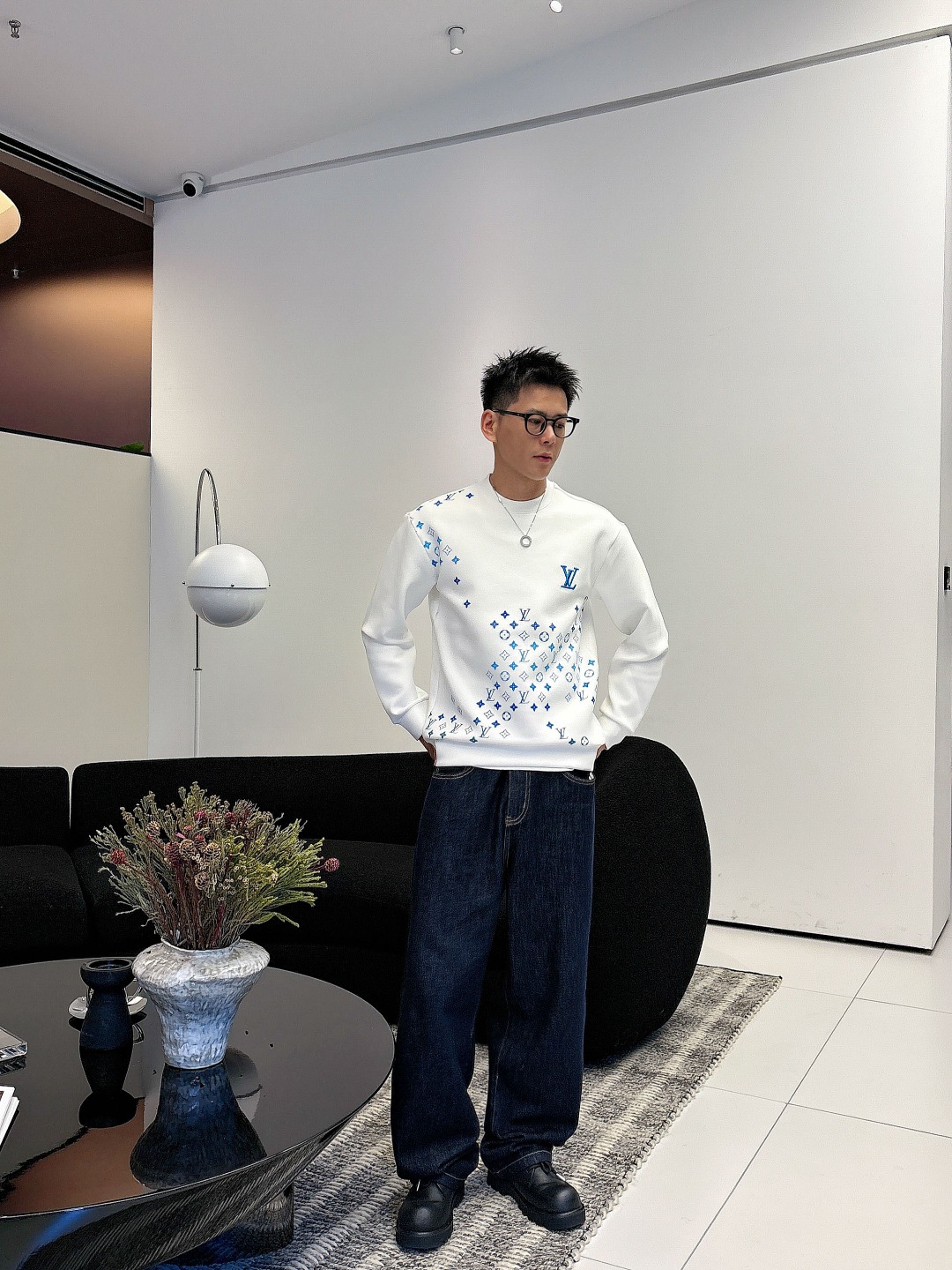 𝗟𝗼𝘂𝗶𝘀 𝗩𝘂𝗶𝘁𝘁𝗼𝗻 LV路易威登渐变刺绣圆领太空棉卫衣颜色：黑色 白色码数：S M L XL#掺