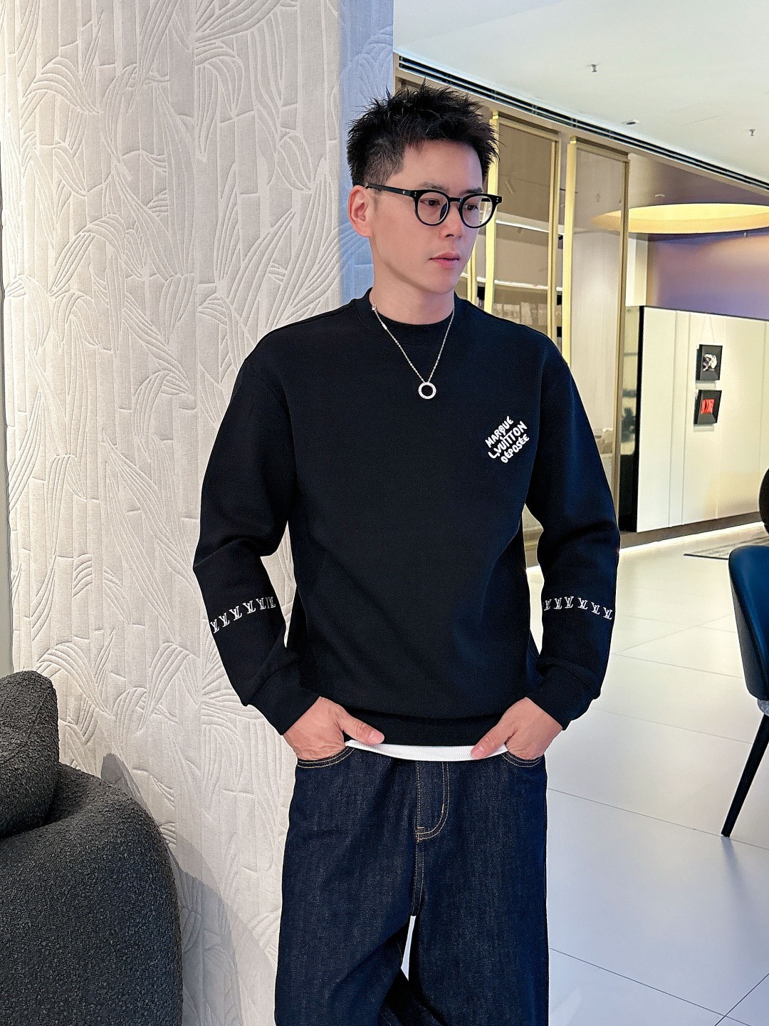 NO:531302,LV Louis Vuitton 2025ss autumn and winter new products, long-sleeved space cotton sweatshirt, classic logo design, versatile style, customized fabric, soft and delicate, extremely skin-friendly, perfectly interpreting the brand's fashion trend!  Men’s wardrobe are indispensable, and they are low-key designs and must-haves. Dears, please buy them quickly!  S-XL, louis vuitton, louis vuitton, hoodie, sweatshirts, alexander wang19860909LV路易威登 2025ss秋冬新品 长袖太空棉卫衣,经典Logo设计,百搭款,定制面料,柔软细腻,亲肤感极高,完美诠释出品牌的时尚潮流！男人的衣柜都少不了基础 是低调的设计 必备款,亲们赶紧入手！码数S-XL,,louis vuitton,louis vuitton,hoodie,sweatshirts,alexander wang,Men's clothing