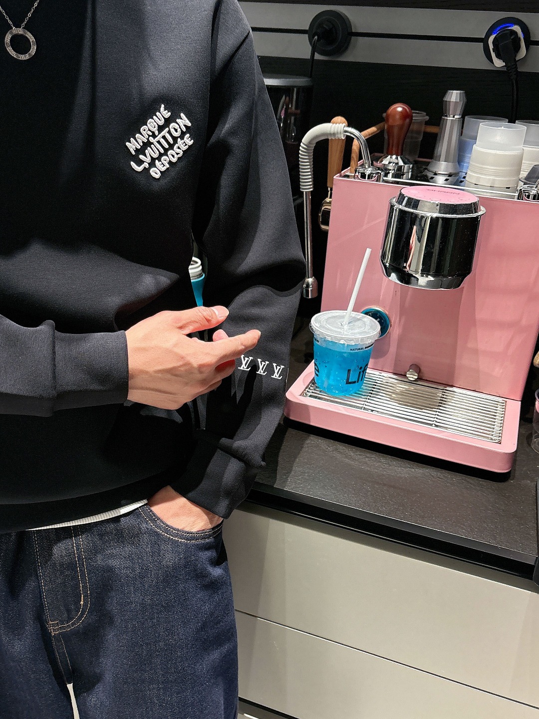 LV路易威登 2025ss秋冬新品 长袖太空棉卫衣，经典Logo设计，百搭款，定制面料，柔软细腻，亲肤感