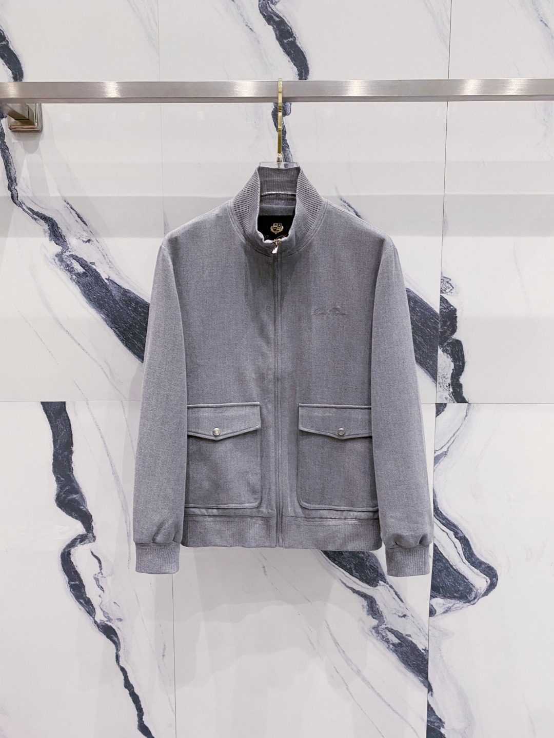 NO:528935,The new LP 1955SS jacket The casual and fashionable zipper with pockets on the front is a must-have for urban trend experts. Its design is simple but not lacking in style, and it uses high-quality fabrics, which are soft and comfortable and have good breathability, allowing you to enjoy fashion while maintaining a comfortable wearing experience. The front pocket design is not only practical and convenient, but also adds a sense of casualness and freedom to the overall look. The smooth opening and closing of the zipper makes you more comfortable when wearing. Whether it is matching or matching, you can easily control a variety of styles, allowing you to show your personality in the streets and alleys. Whether it is daily travel or casual gathering, this model can become your right-hand assistant to enhance the overall look, allowing you to stand out from the crowd and become the focus of attention. Number of numbers 48-56, Loro piano, Jackets & coats, alexander wang19860909LP 1955SS新款夹克 前面带有口袋的休闲时尚拉链,是都市潮流达人的必备之选.其设计简约而不失格调,采用优质面料,柔软舒适且具有良好的透气性,让你在享受时尚的同时也能保持自在的穿着体验.前面的口袋设计不仅实用便捷,还能为整体造型增添一份随性与洒脱.拉链的顺畅开合,让你在穿搭时更加得心应手.无论是搭配还是,都能轻松驾驭多种风格,让你在街头巷尾尽显个性风采.无论是日常出行还是休闲聚会,这款都能成为你提升整体造型感的得力助手,让你在人群中脱颖而出,成为众人瞩目的焦点. 码数灰色48-56,,loro piana,jackets & coats,alexander wang,Men's clothing