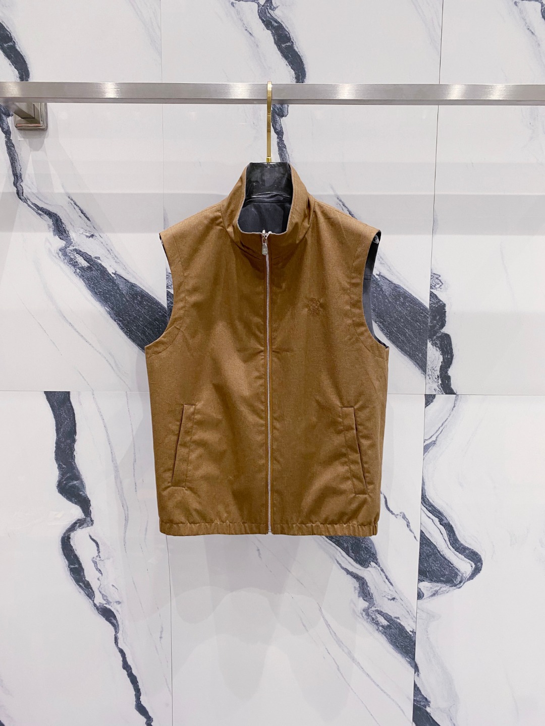 NO:528937,BC SS new double-sided vest, a perfect combination of fashion and function. This model uses high-quality fabrics, with classic solid color design on one side, simple and elegant, while on the other side, it uses unique patterns or contrasting colors to show personal style. The style design is easy to wear and is not restricted, and can be easily controlled whether it is leisure time or outdoor activities. The details are exquisite, the zipper is smooth and durable, and the pocket design is practical and convenient to meet daily needs. The double-sided design not only increases the diversity of wear, but also makes this a versatile item in the wardrobe. Whether it is a matching or a unique fashion charm. Whether it is an urban white-collar worker who pursues a simple style or a fashion expert who likes personal expression, double-sided is a rare choice. Size 48-56, alexander wang19860909BC SS新款双面穿马甲 ,时尚与功能的完美结合.这款采用高品质面料,一面为经典纯色设计,简约大方,另一面则采用独特图案或对比鲜明的色彩,展现个性风采.款式设计,轻松穿搭,不受束缚,无论是休闲时光还是户外活动,都能轻松驾驭.细节处理精致,拉链顺滑耐用,口袋设计实用便捷,满足日常需求.双面设计不仅增加了穿着的多样性,更让这款成为衣橱中的百搭单品.无论是搭配还是,都能展现出独特的时尚魅力.无论是追求简约风格的都市白领,还是喜欢个性表达的时尚达人,双面都是不可多得的选择. 码数双面48-56,,alexander wang,Men's clothing