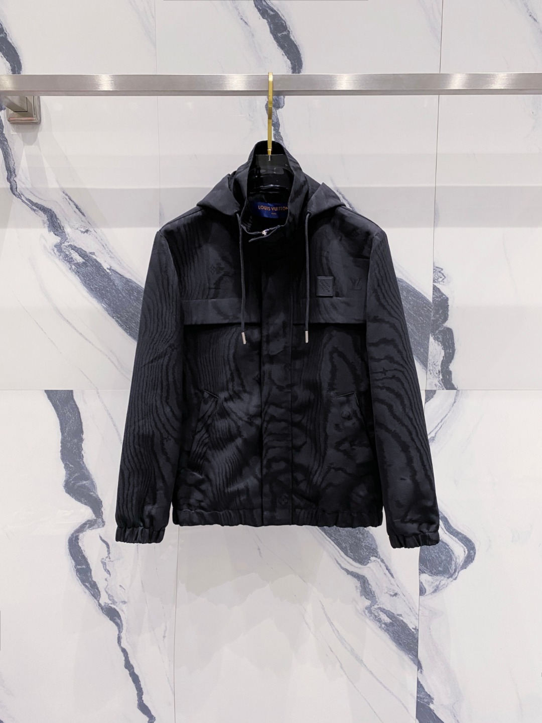 NO:528952,LV FW autumn and winter new style, the same style for men's jacket on the official website, the original three-standard complete high-end version, customized fabric, breathable and comfortable, impeccable details, brand elements design concept, reflecting high quality. The feel is delicate and soft, presents casual cut, and the upper body style is superb. Number M-3XL,,louis vuitton, jackets & coats, jackets & coats, alexander wang19860909LV FW秋冬新款 官网同款男士夹克外套,原单三标齐全高端版本 定制面料 透气舒适度高,细节无可挑剔,品牌元素设计理念,体现高品质.手感细腻柔软 呈现休闲裁剪,上身版型超赞 码数M-3XL,,louis vuitton,jackets & coats,jackets & coats,alexander wang,Men's clothing